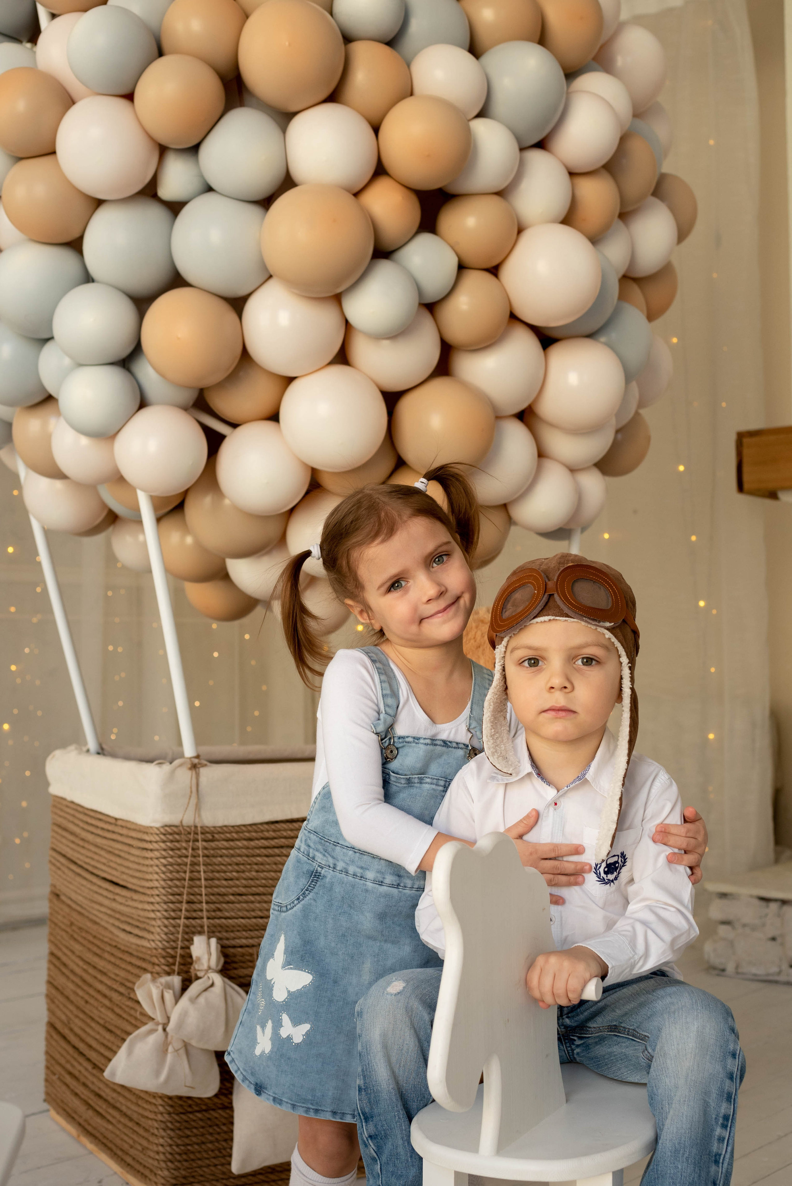 Алеша и Аня с воздушным шаром. Семейный и детский фотограф Оля в Тюмени