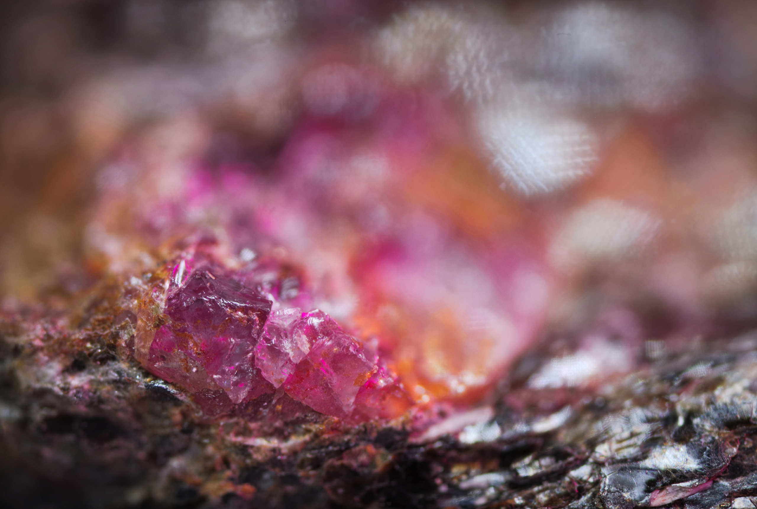 Гранат в породе с большим увеличением