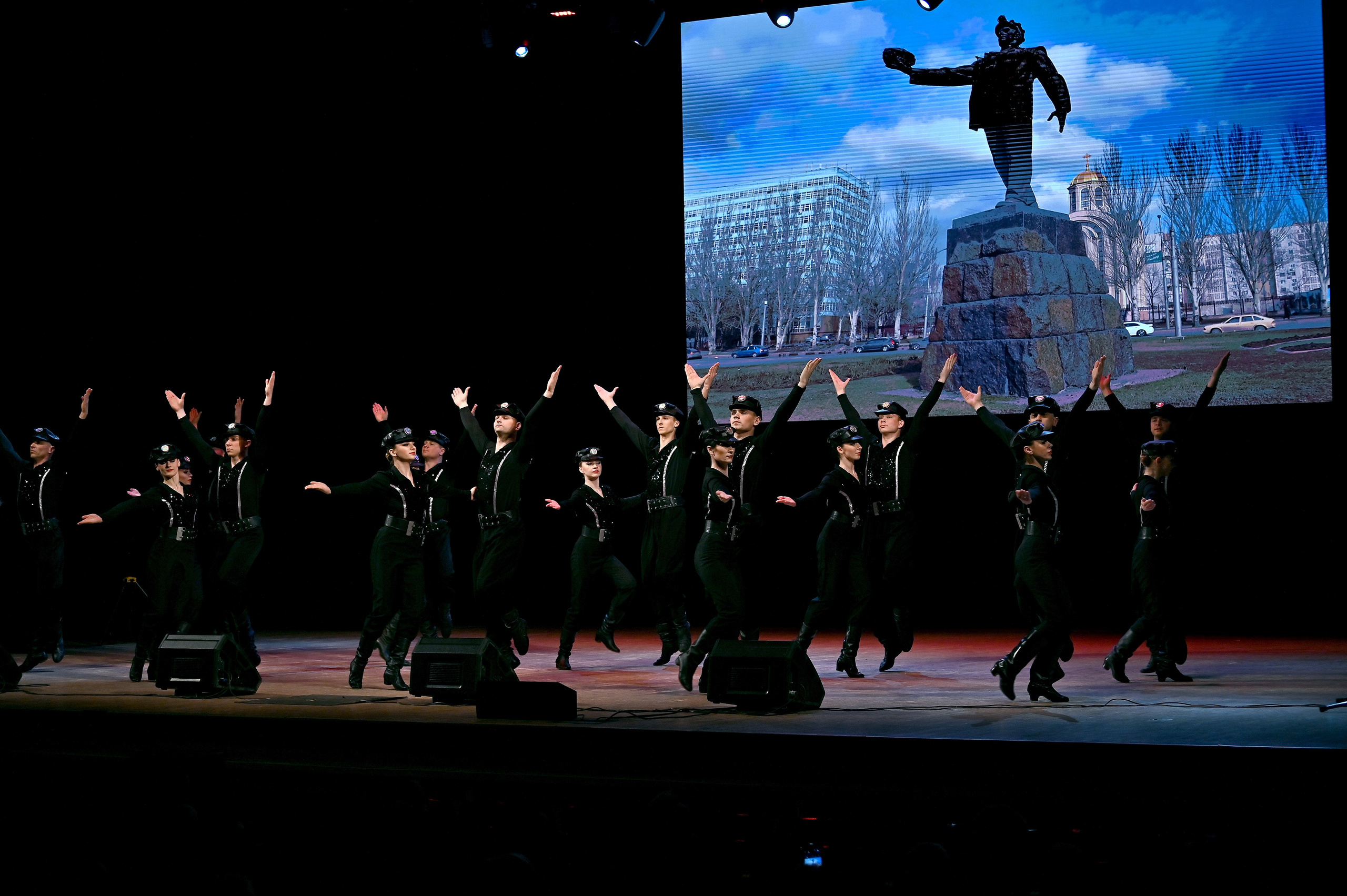 АНСАМБЛЬ ПЕСНИ И ТАНЦА «ДОНБАСС». ФОТОГРАФ ВАШИХ МЕРОПРИЯТИЙ РЯЗАНЬ СЕРГЕЙ КЛЮЕВ Концертная фотография близка к репортажу и портретной съемке