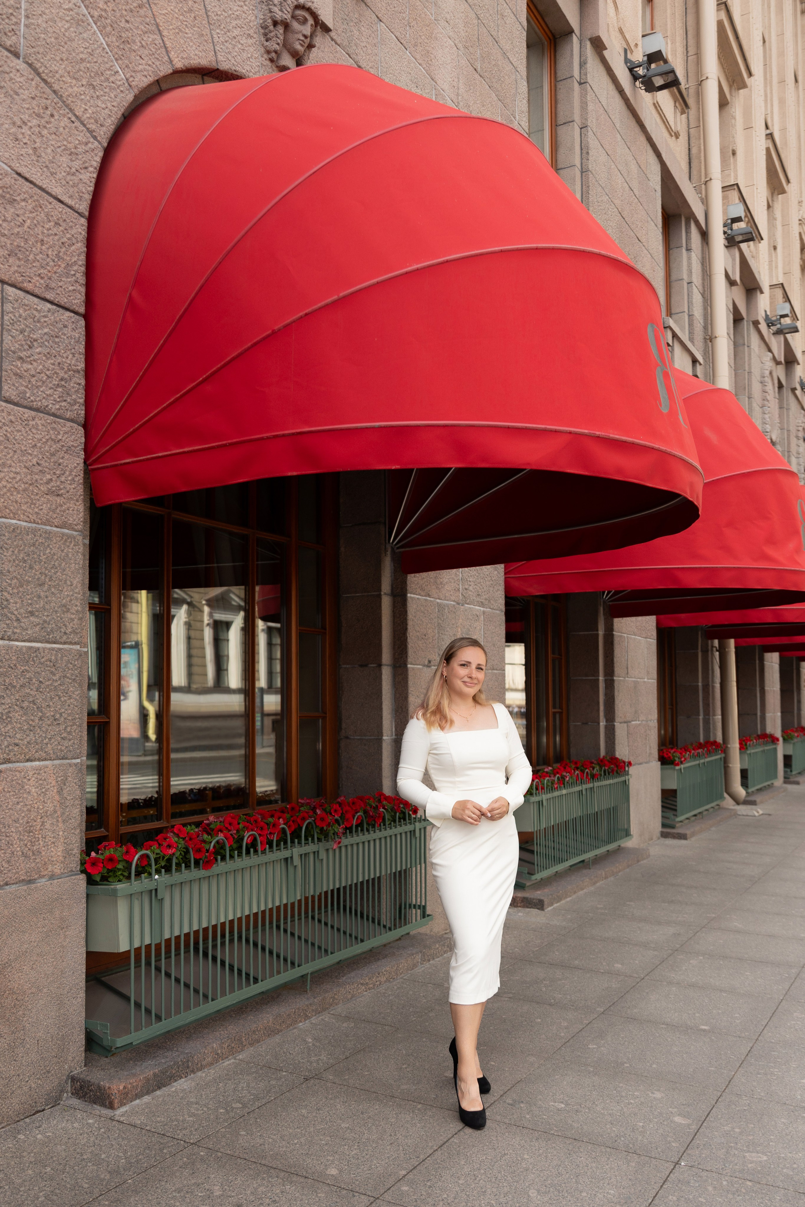 Фотопрогулка в центре с букетом красных роз. Семейный и свадебный фотограф в Санкт-Петербурге Татьяна Швыкова