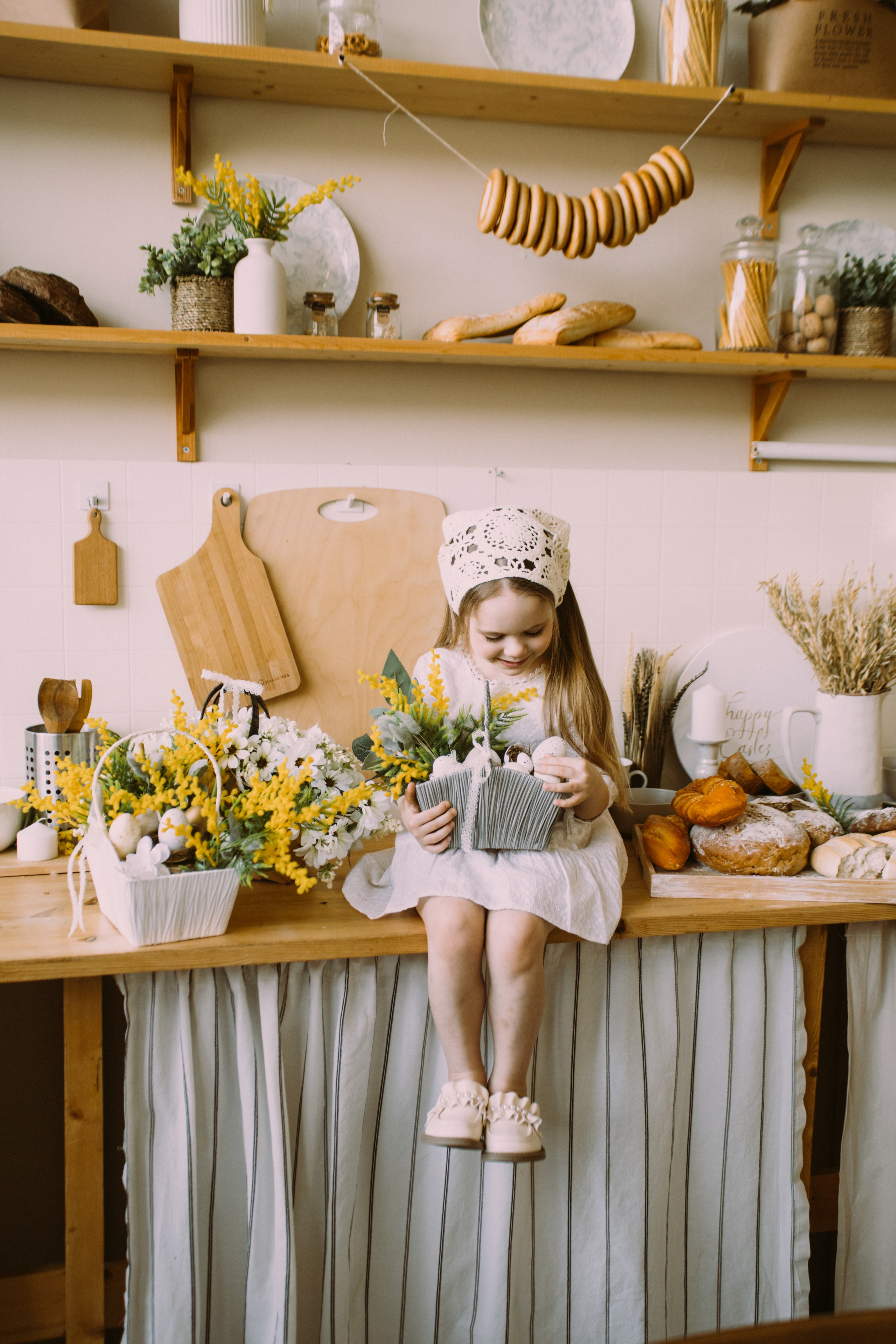 Семейная пасхальная фотосессия Алисы с барашком в студии СПб. Фотограф Юлия Попова — JP Creative — хранитель семейной хроники в Петербурге
