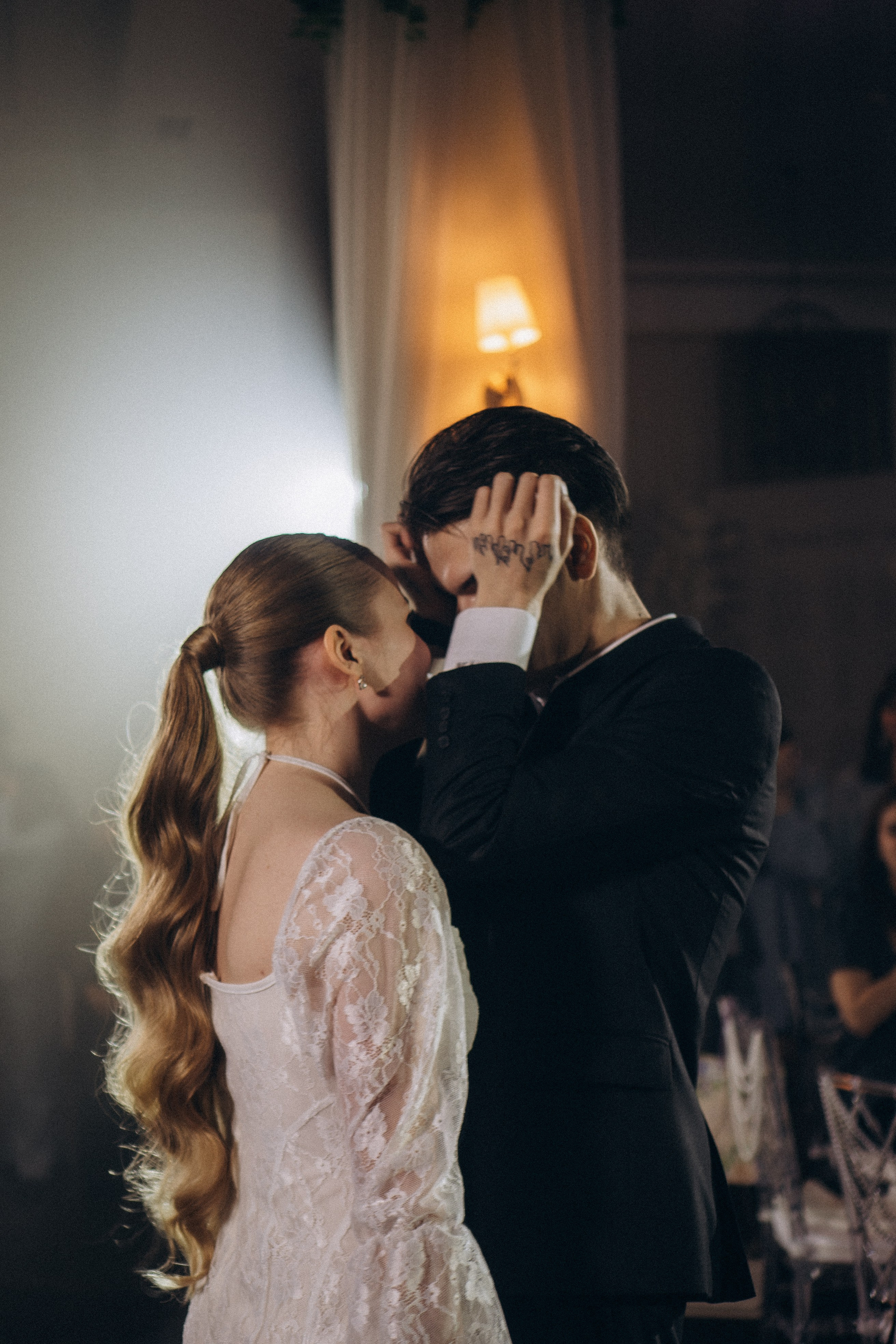 СВАДЕБНАЯ СЬЕМКА СБОРОВ В ОТЕЛЕ И ВЫЕЗД НА ЦЕРЕМОНИЮ (СНЯТО В СИБИРЕ В НИЖНЕВАРТОВСКЕ). Профессиональный фотограф, Санкт-Петербург — Виктория Богомолова