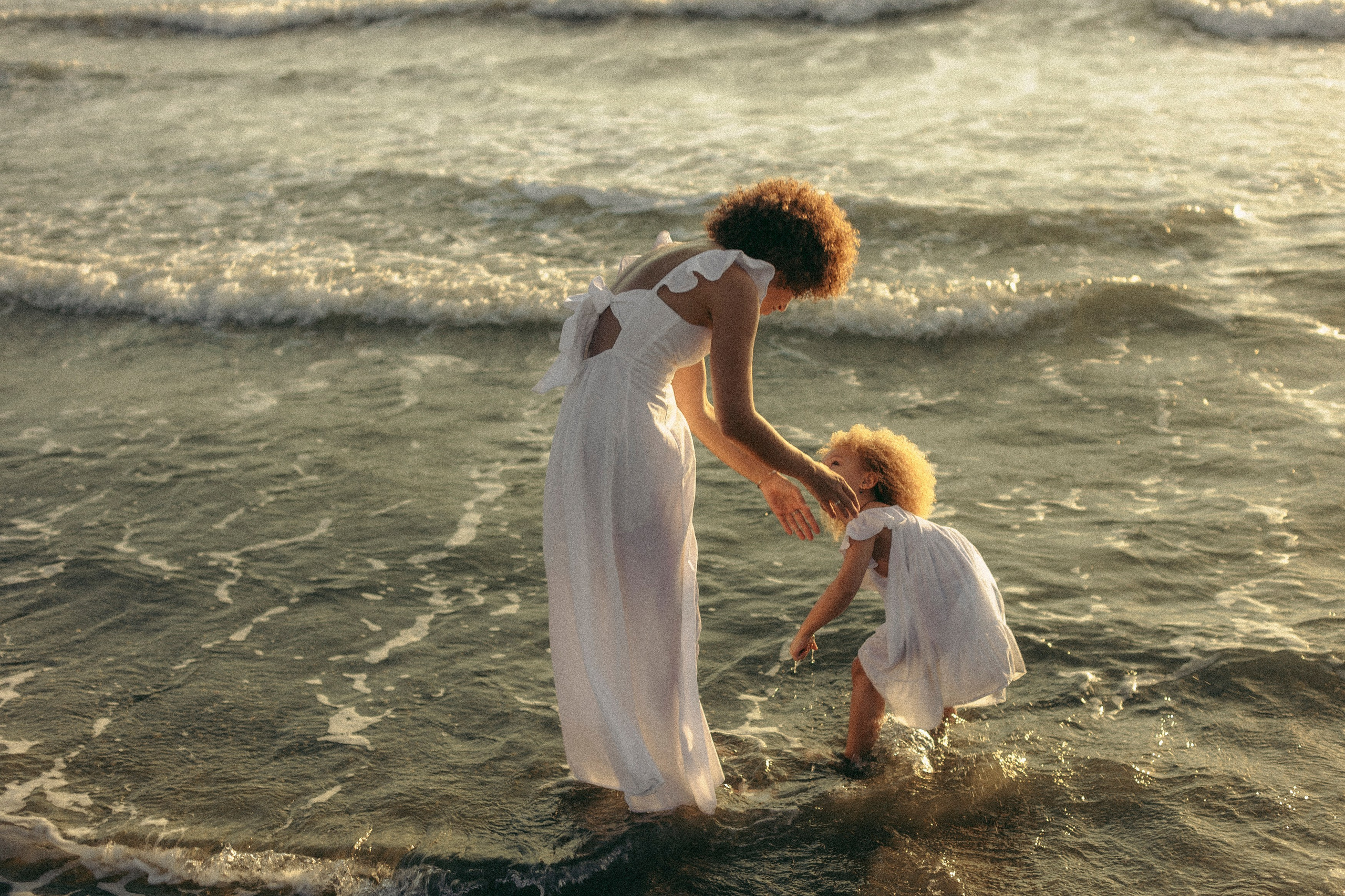 Sandy toes and family smiles. Katerina Nord | Wedding and Couple Photographer in Germany and Europe