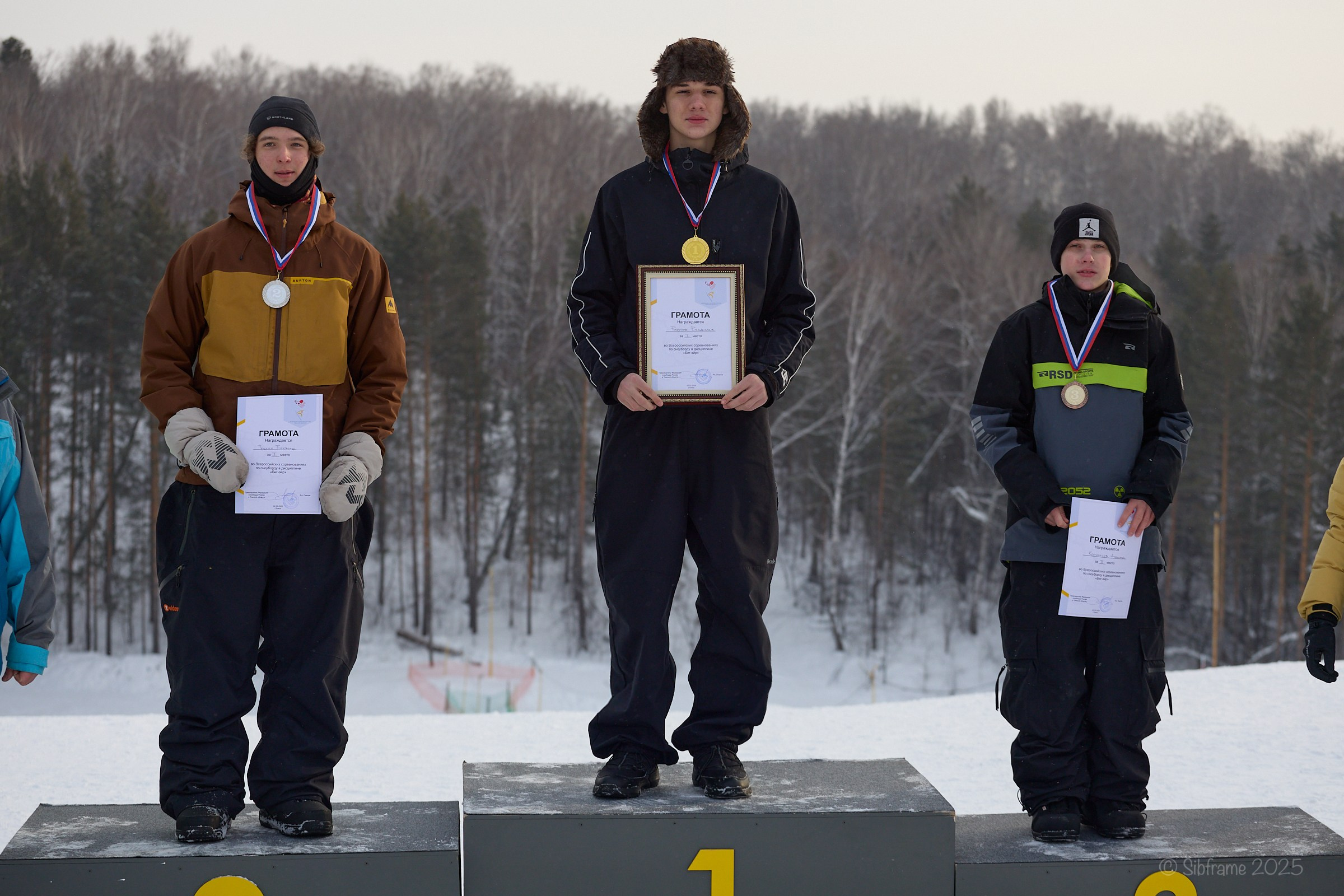 Юноши-призеры всеросиийских соревнований по сноуборду в дисциплине Биг-эйр 2025