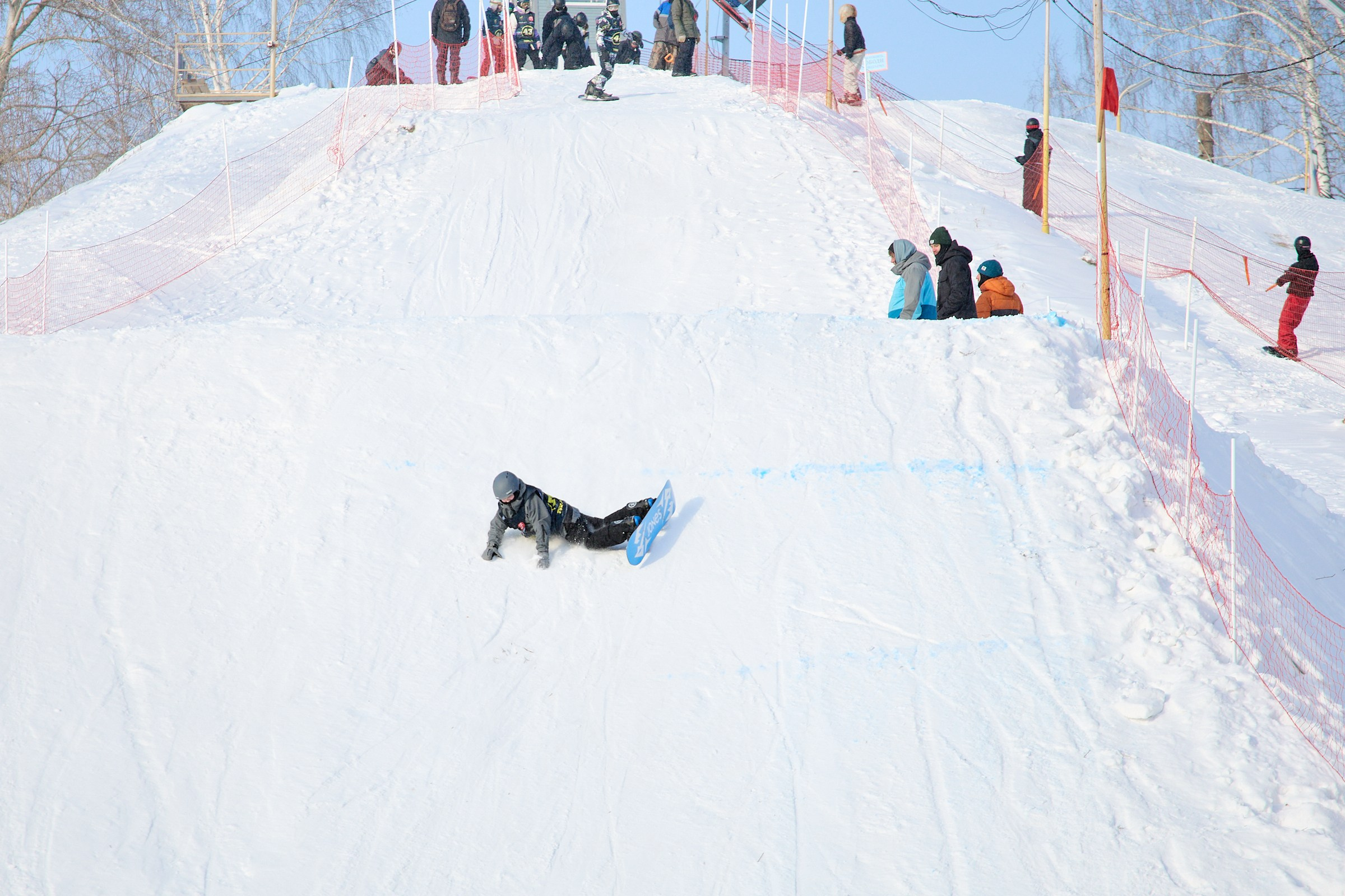 Сноубордист-юниор, падение