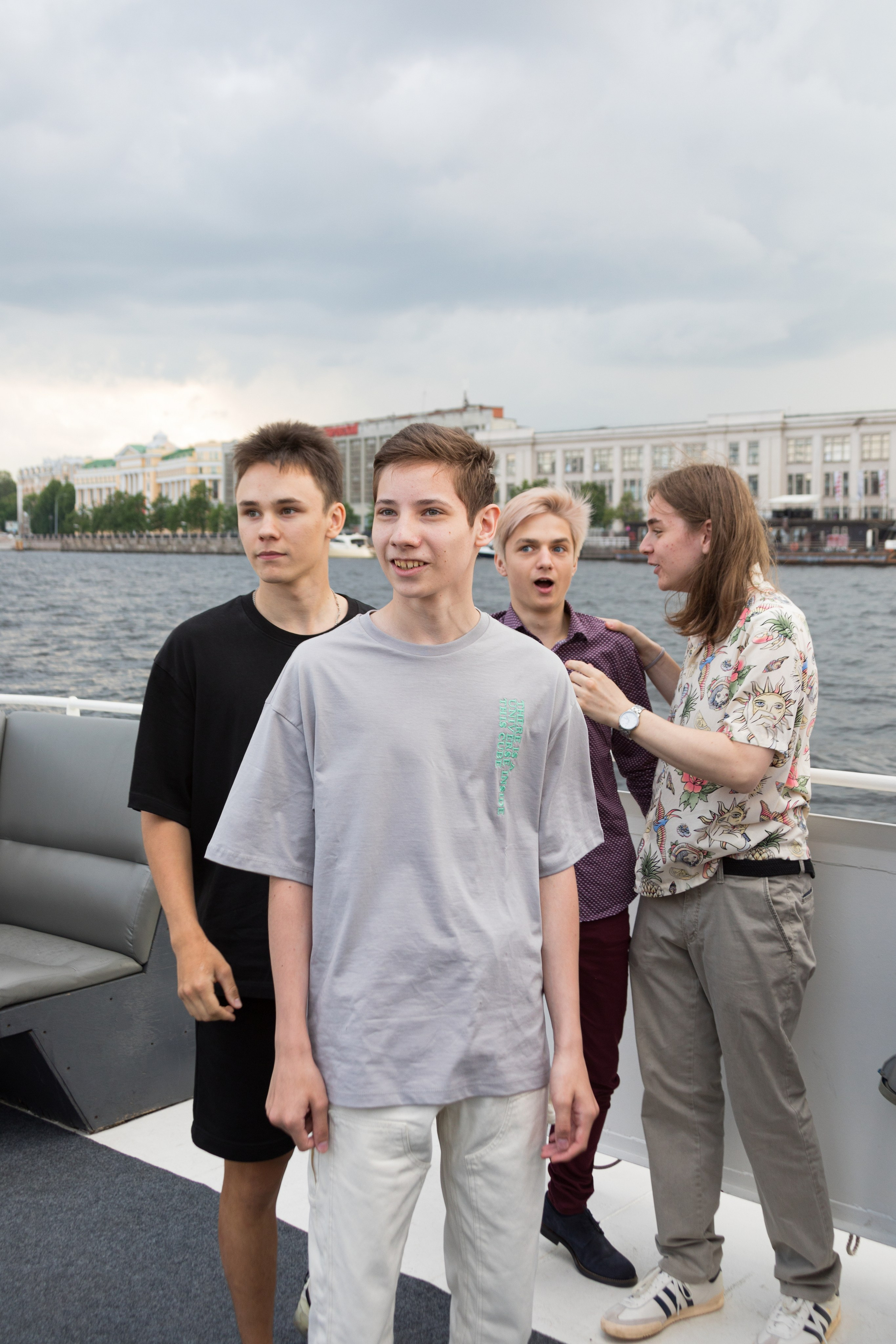 Репортажная съемка выпускного 9 класса на теплоходе. Детский и контент фотограф Надя Волкова Санкт-Петербург