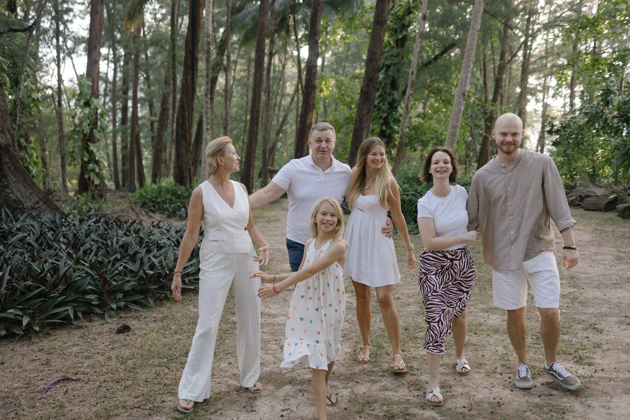 Family photoshoot in Phuket, Thailand. Fedor Lemeshko — Destination Wedding and Family Lifestyle photographer