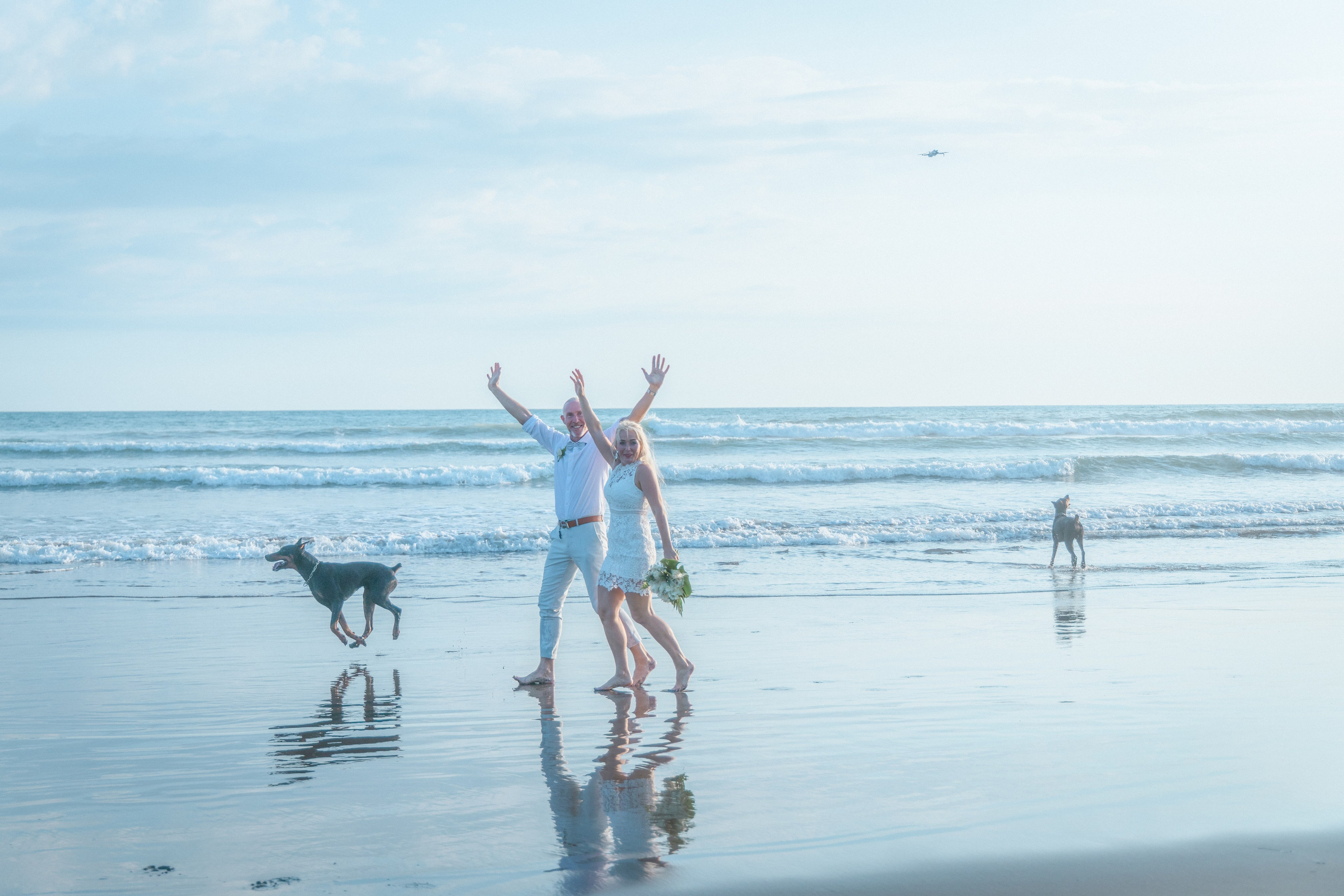 Ocean lovely moments. Family, portrait, content photo in Costa Rica Evgeniya Besprozvannykh