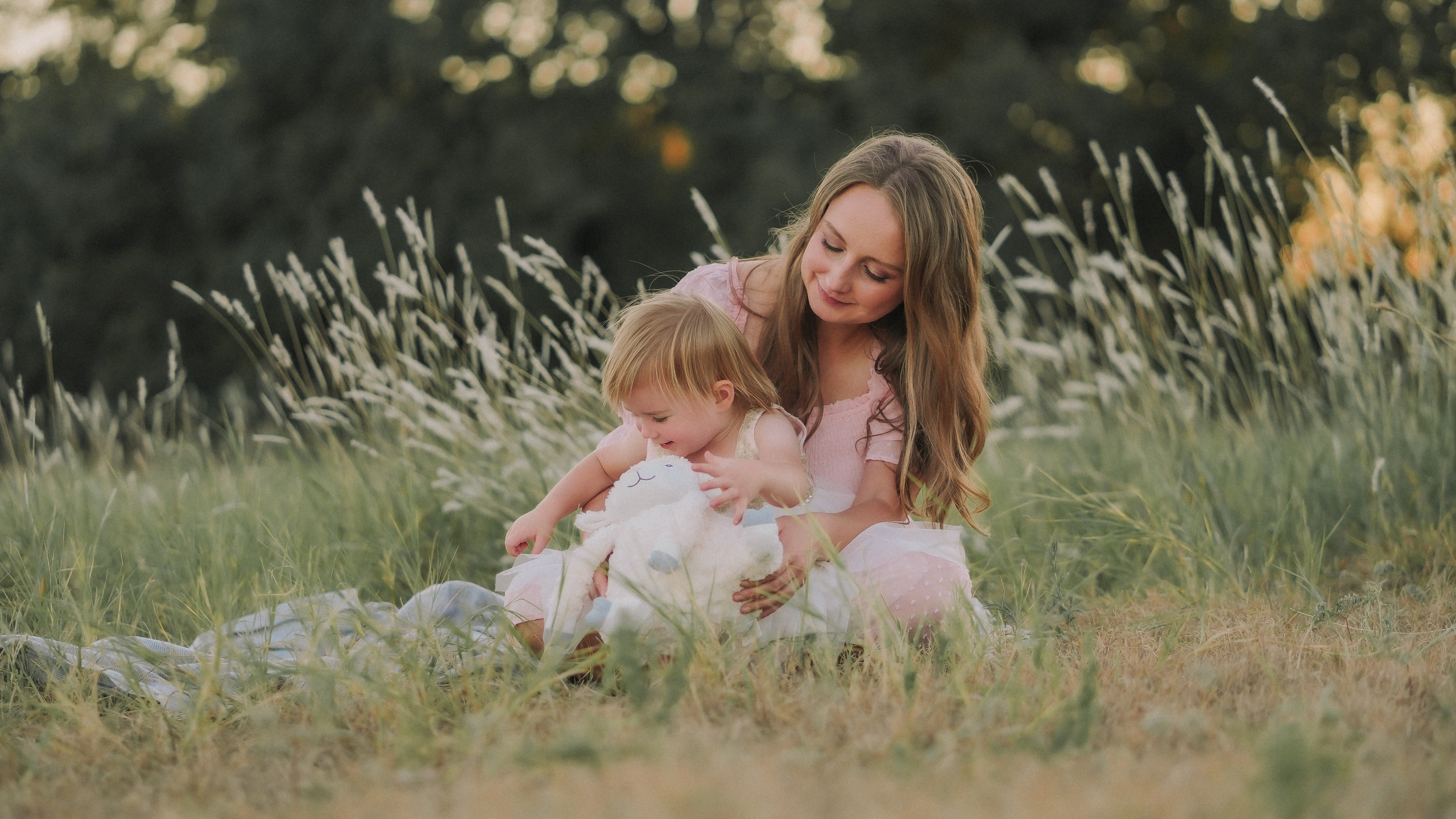 Family snuggles & smiles — cozy family photos