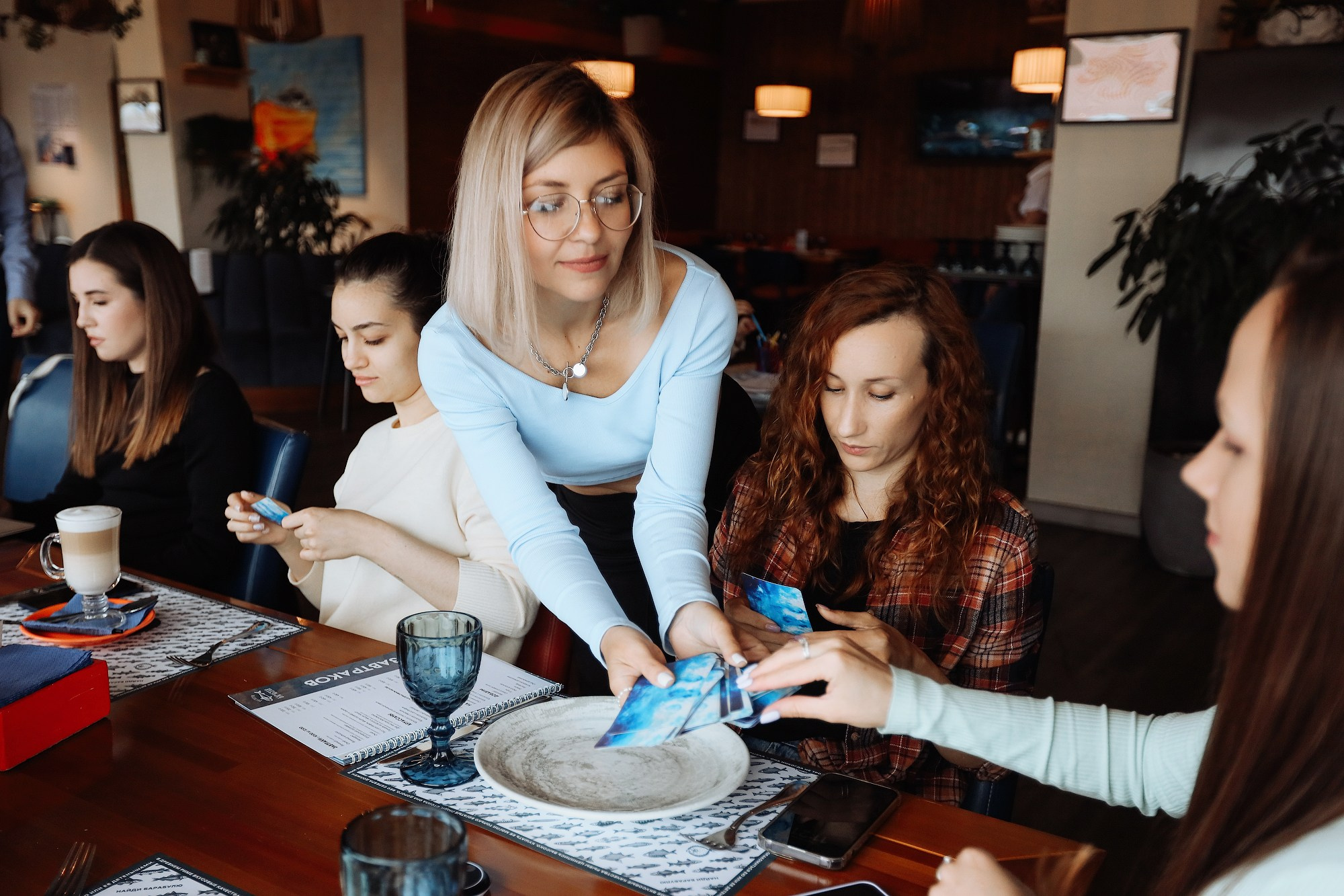 Женские встречи в кафе. Фотосессия. Профессиональный фотограф в Сочи Виктория Джой. Обучение