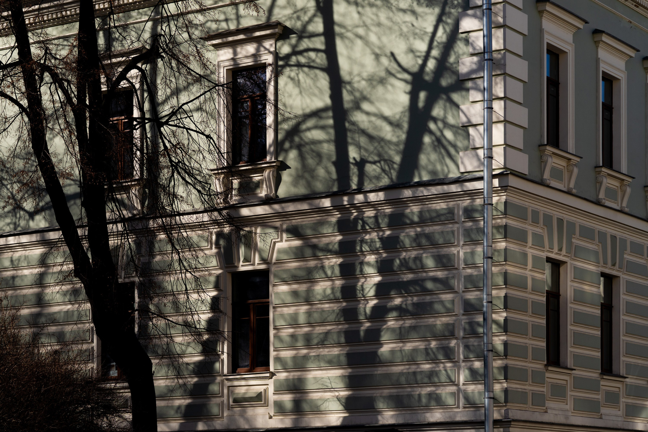 Свет и тень в городе. Фотограф в Москве. Шахабудин