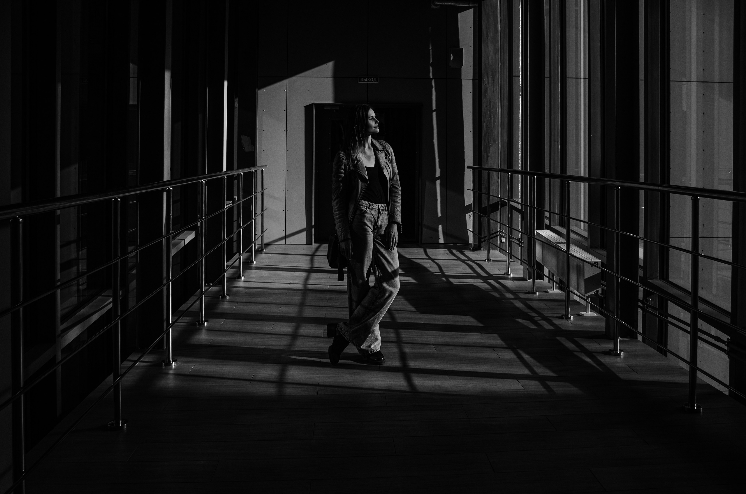 Мини-фотосерия в стеклянном переходе. Портретный и репортажный фотограф в Санкт-Петербурге Варвара Жукова