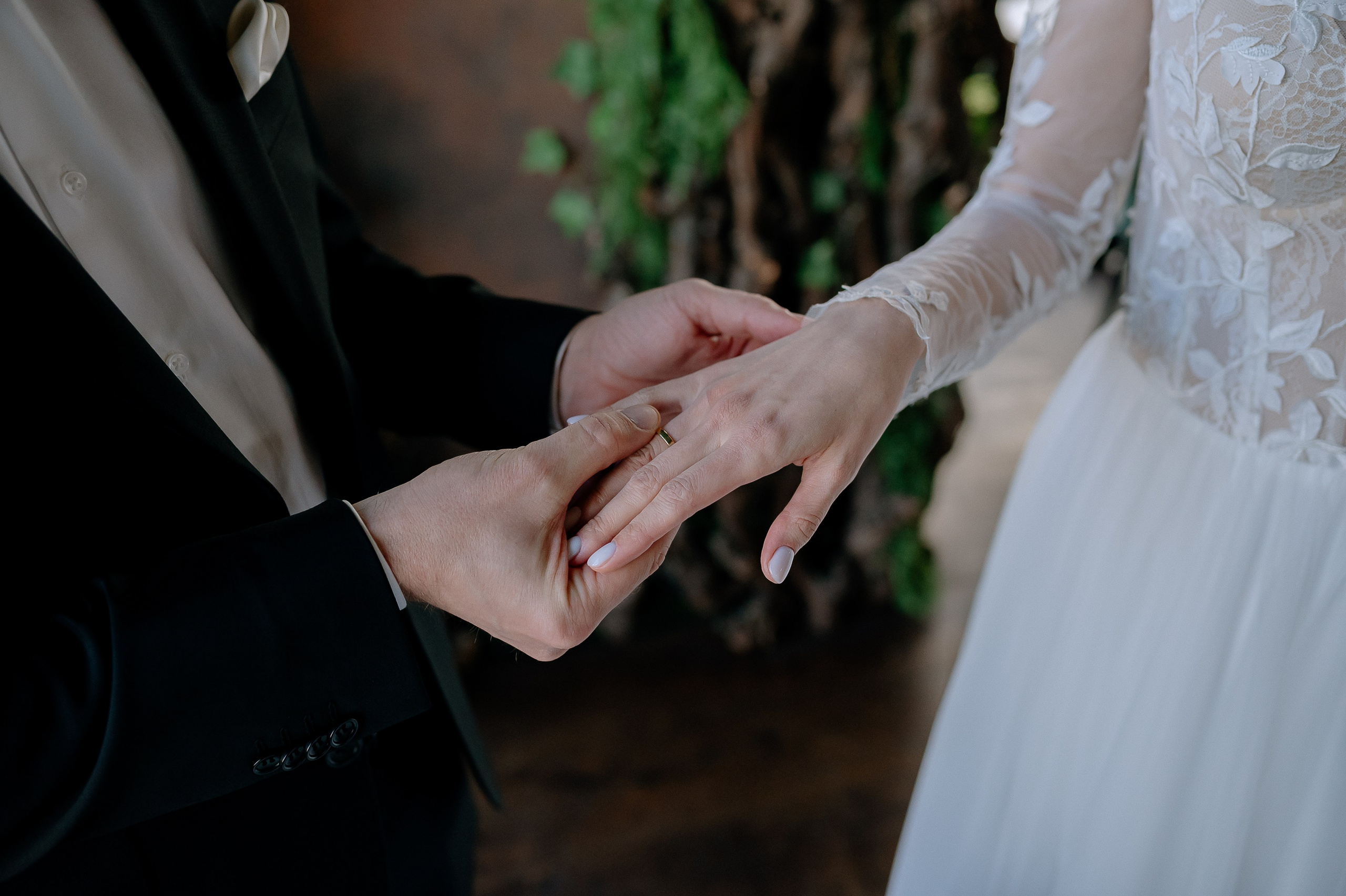 Обмен свадебными кольцами в ресторане Birds