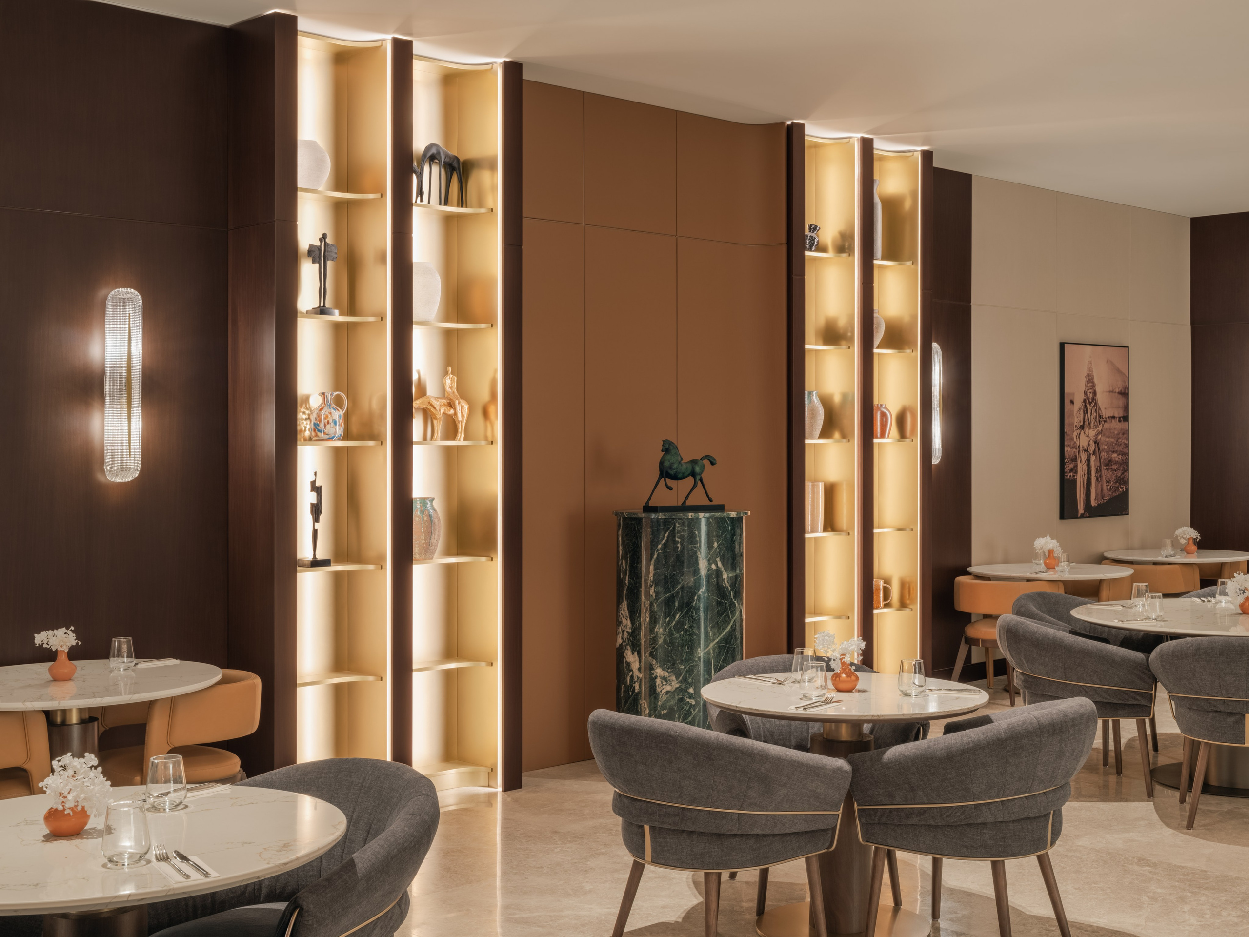 Современный зал завтраков в отеле Казахстан — интерьер коммерческого пространства