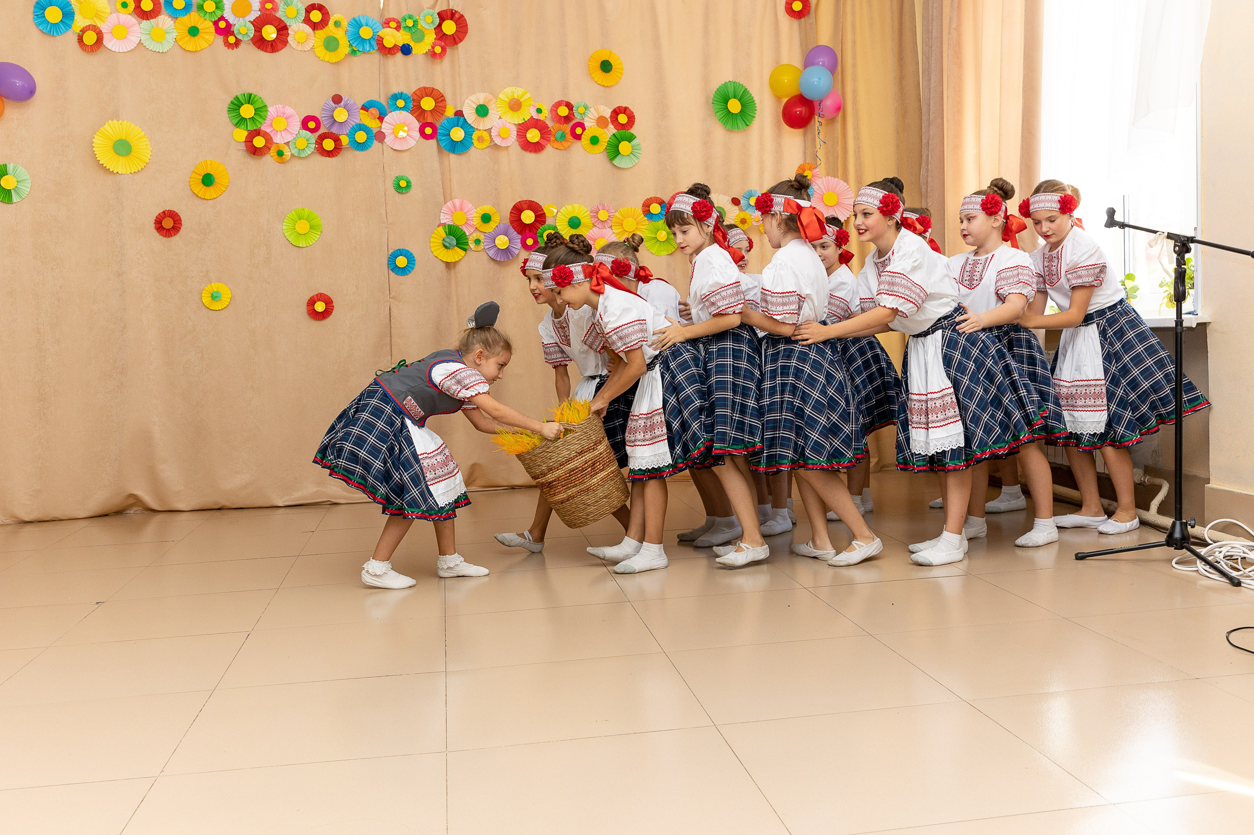 Выступление танцевального коллектива Браво. Выпускные альбомы во Владивостоке