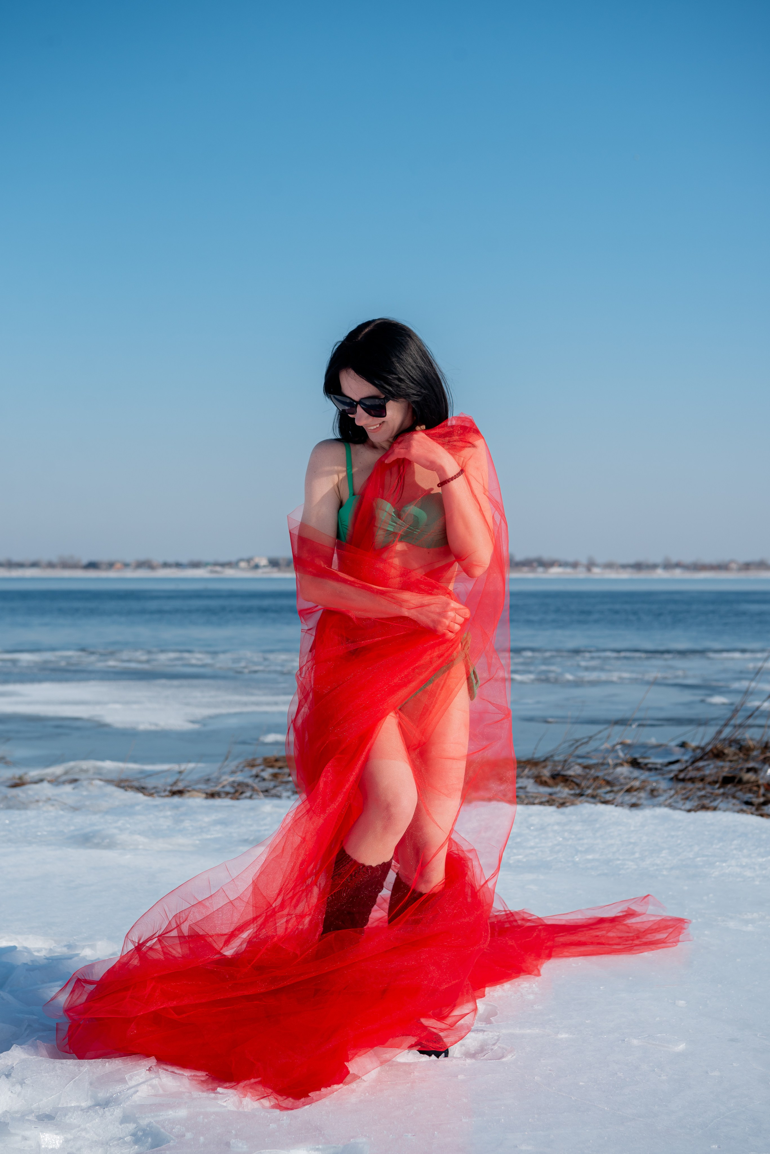 Моржи на Волге. Девушки в купальниках на снегу. Волгоград. Фотограф в Волгограде и Волжском Александр Горбань