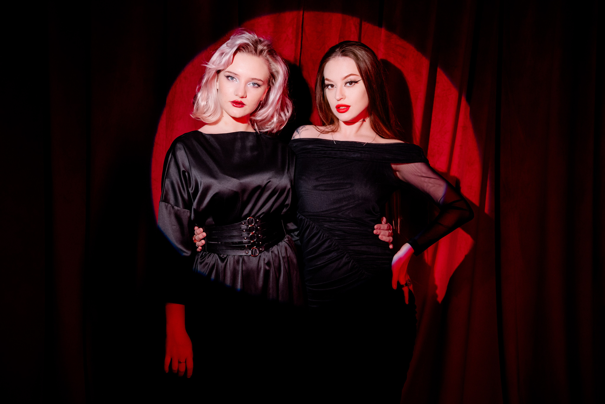 Девушки на&nbsp;красном фоне