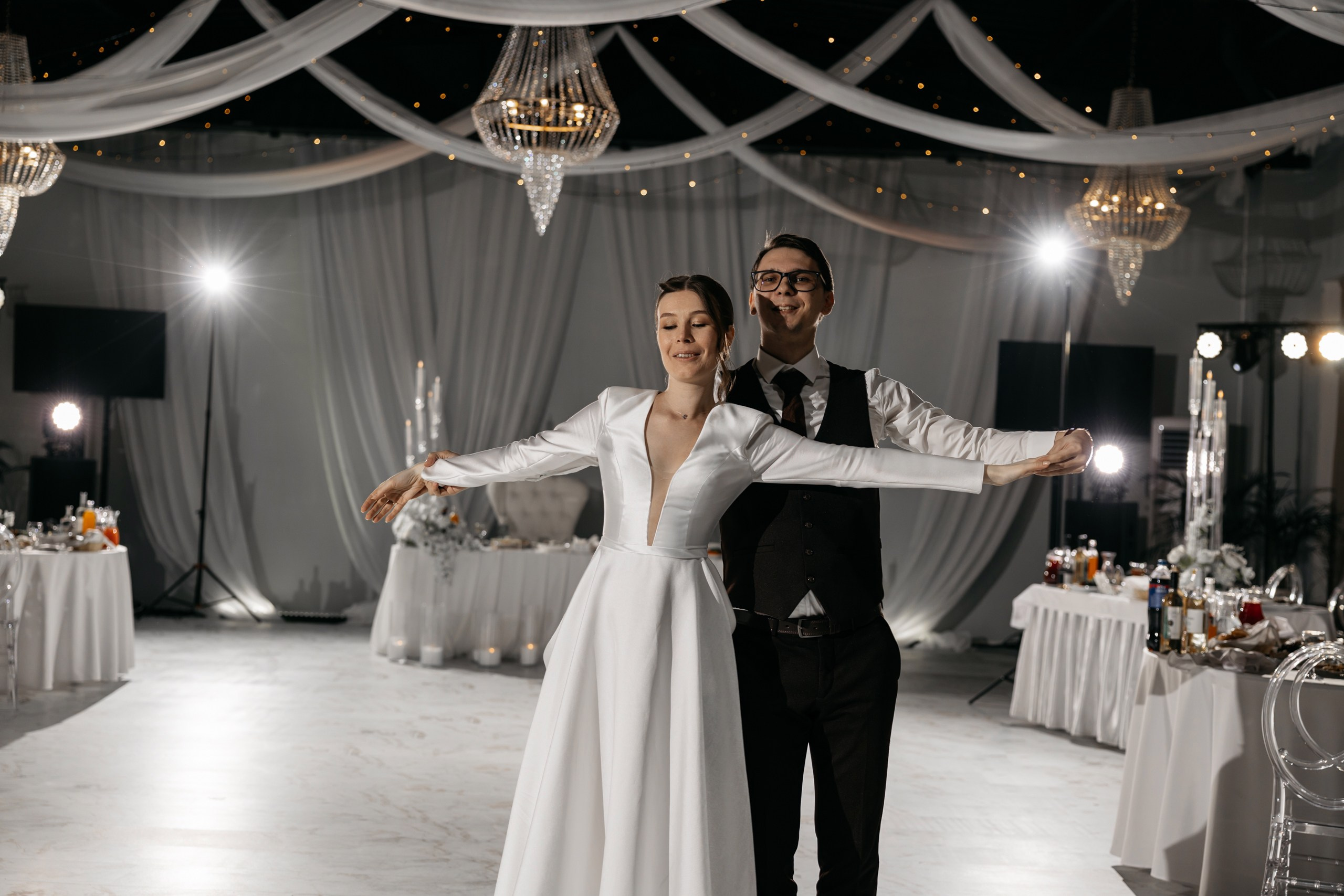 Свадебная фотосессия банкета. Свадебный и Семейный Фотограф в Гатчине и Санкт-Петербурге Виктория