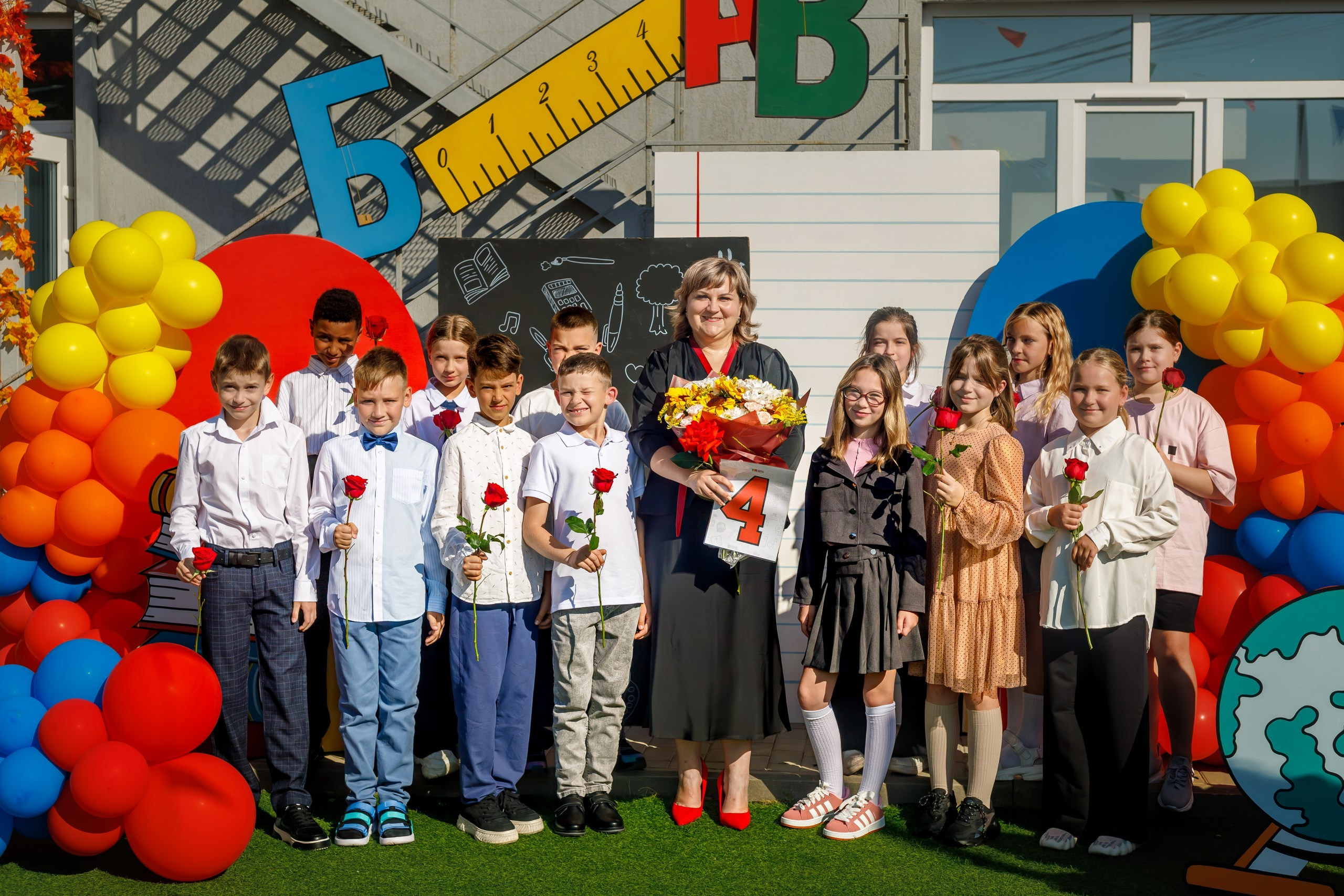 Линейка 1 сентября в школе - дети с букетами, радостные родители и учителя; учитель и ученики вместе на школьной линейке - трогательное фото 1 сентября