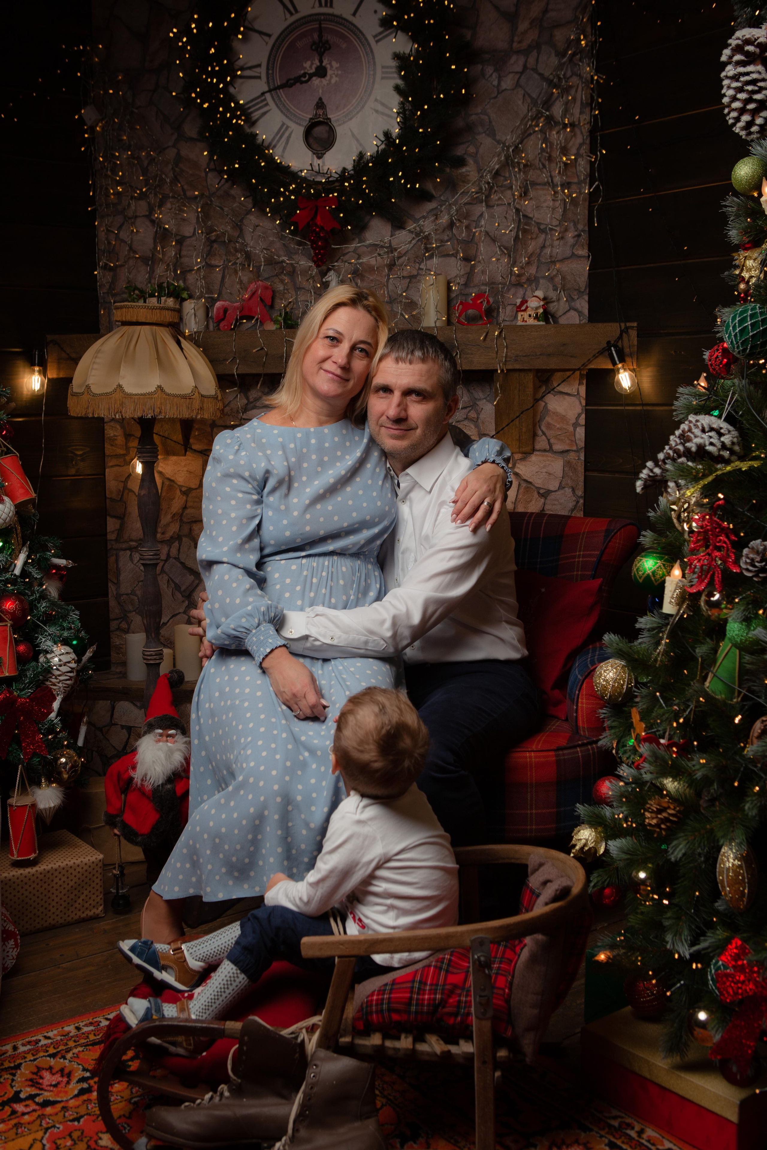 Оля с семьёй в студии. Фотосессия новорожденных в Москве фотограф Савина Анастасия