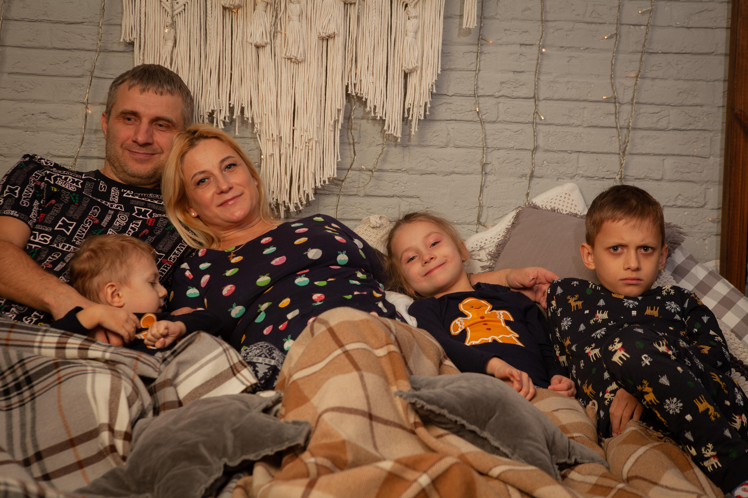 Оля с семьёй в студии. Фотосессия новорожденных в Москве фотограф Савина Анастасия