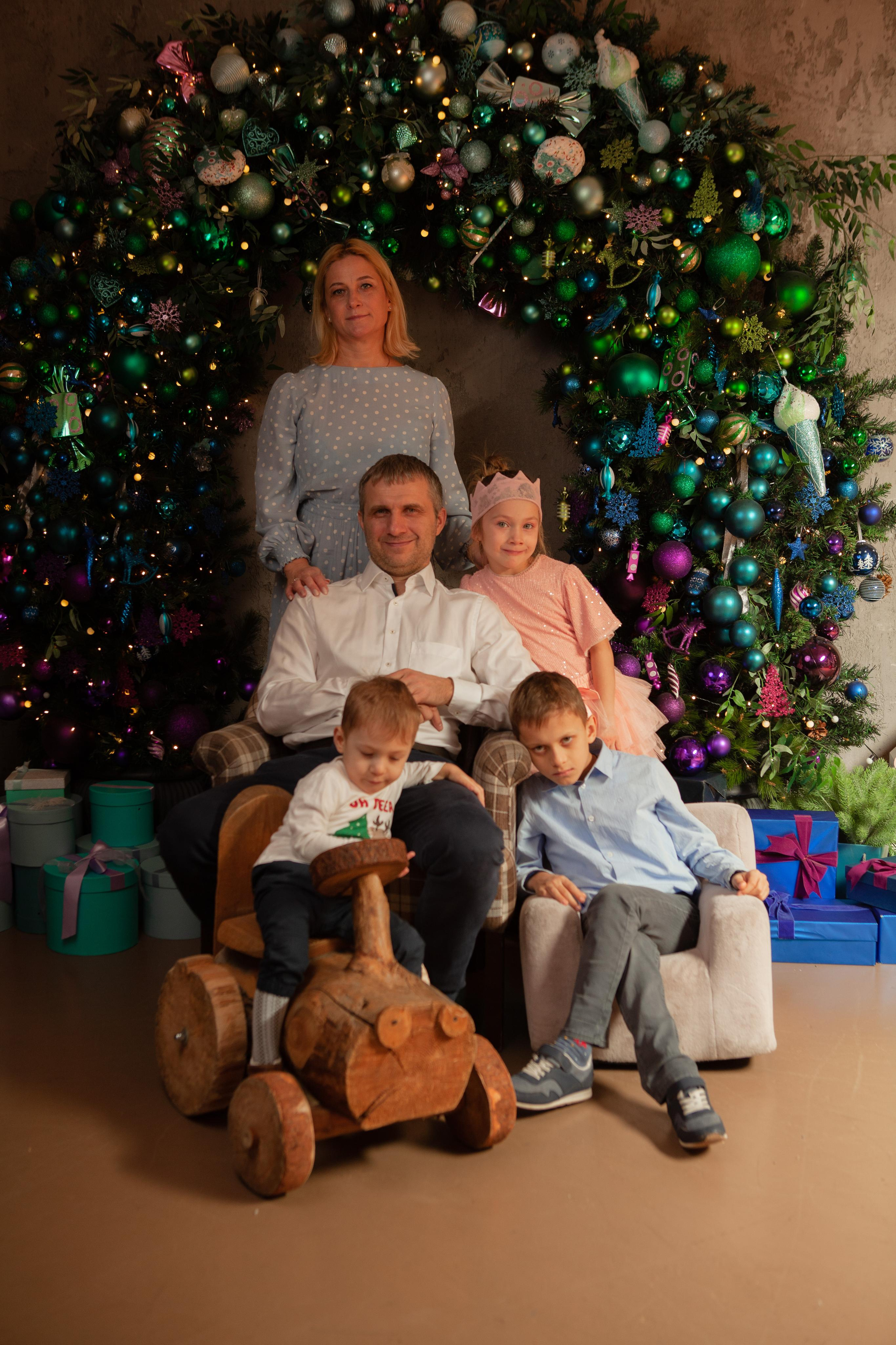 Оля с семьёй в студии. Фотосессия новорожденных в Москве фотограф Савина Анастасия