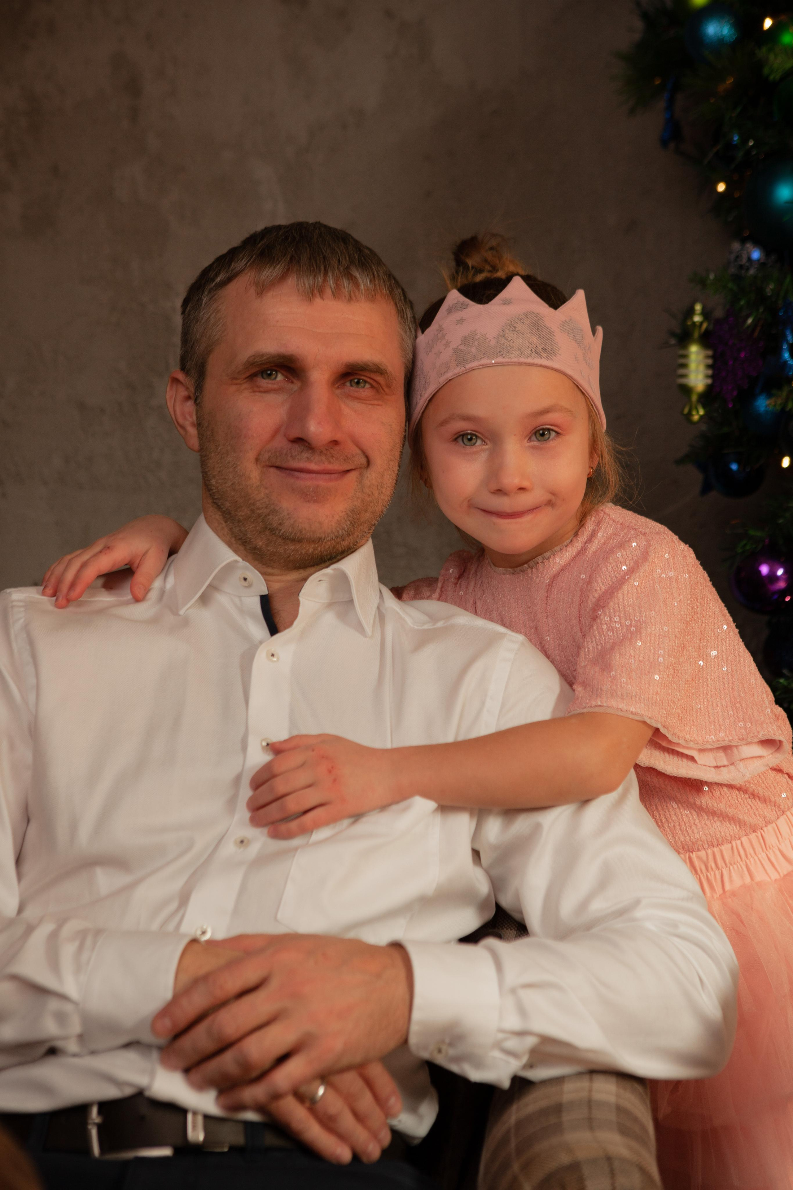 Оля с семьёй в студии. Фотосессия новорожденных в Москве фотограф Савина Анастасия