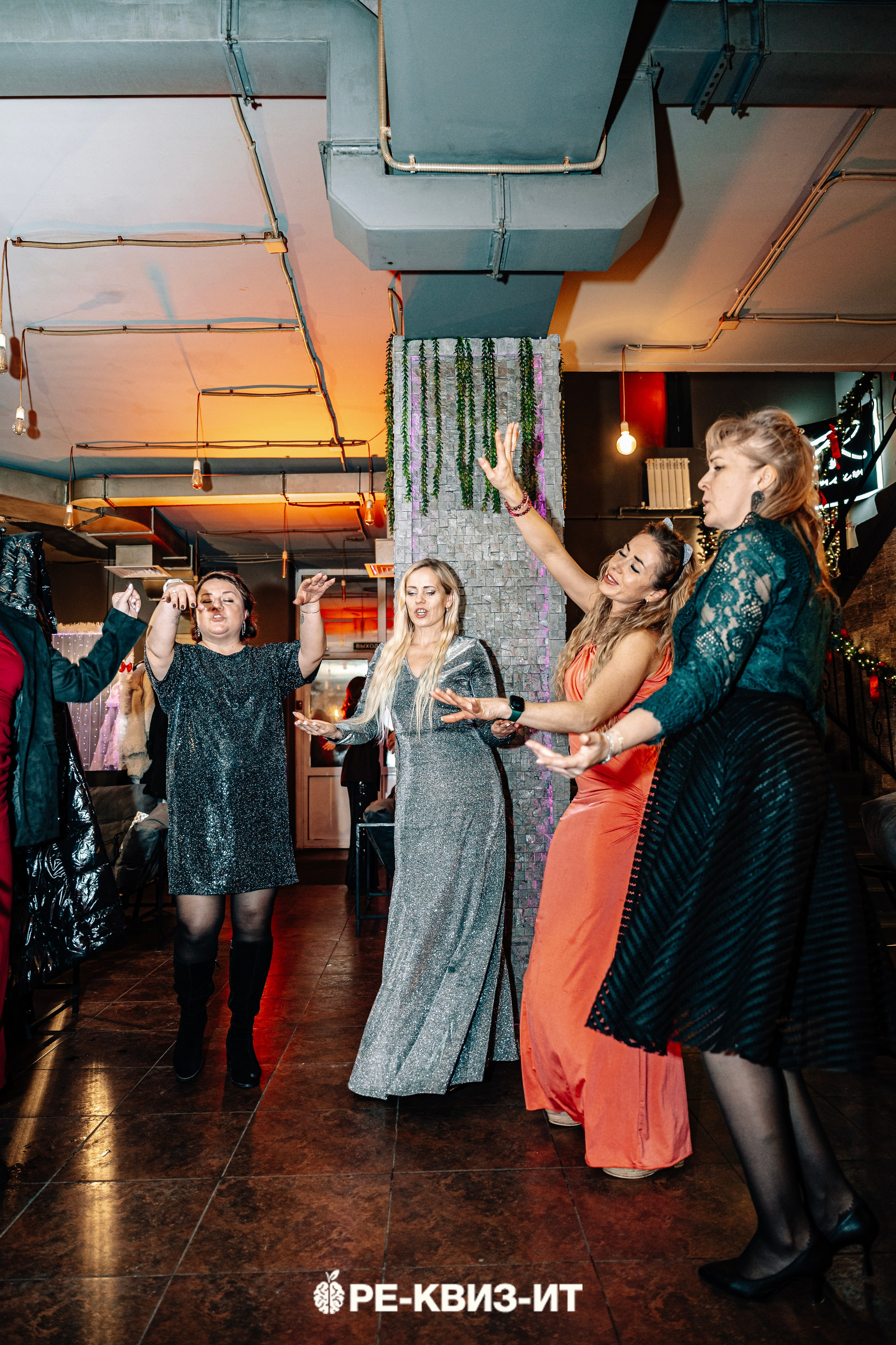 Реквизит — квиз в Зеленодольске и Волжске ZR cafe. Свадебный фотограф в Казани, и Зеленодольске Радик Мухаметов