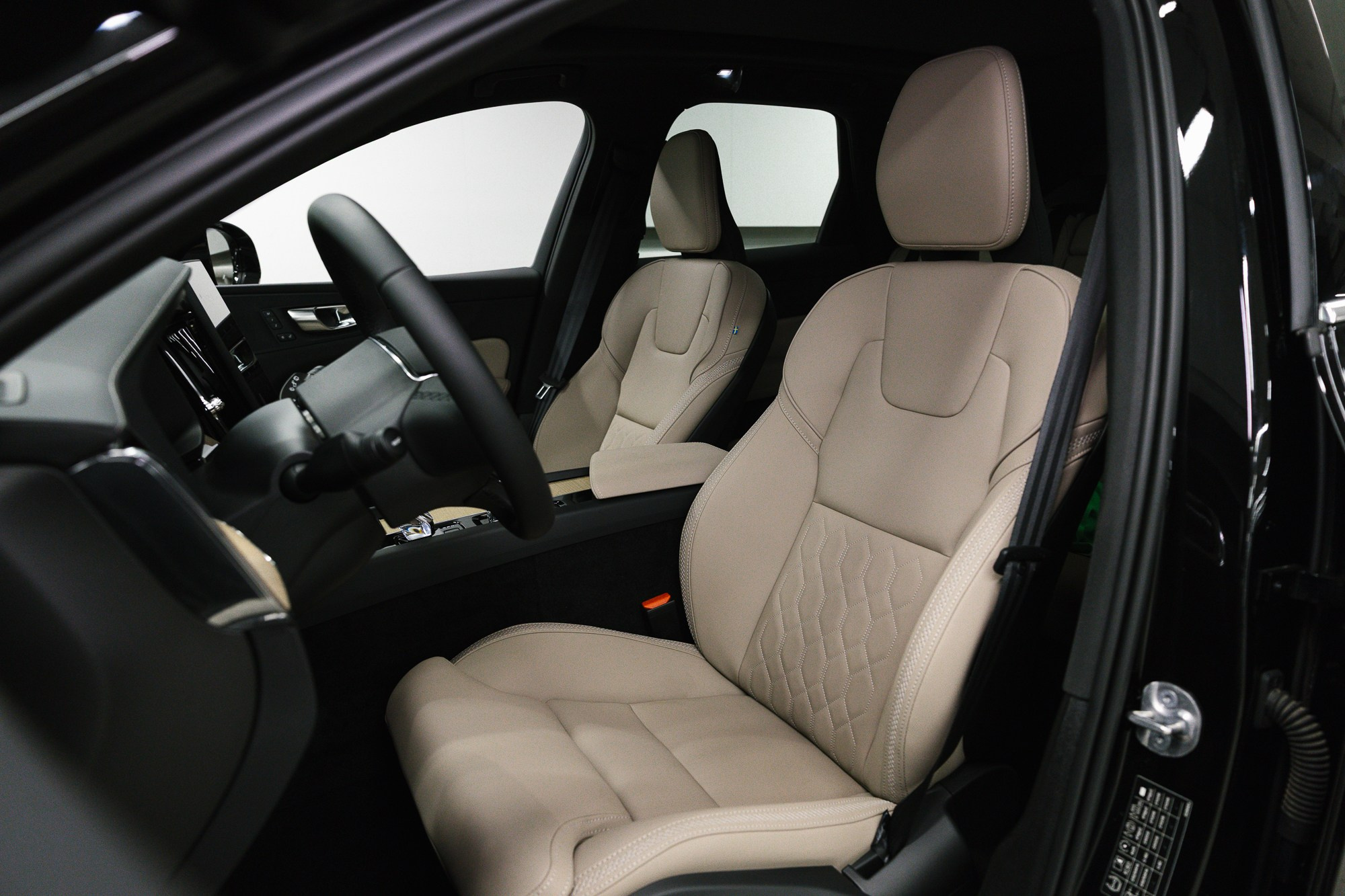 Volvo XC60 2.0 T5 4WD AT (250 л. с.). Автосалон «Х-Авто»