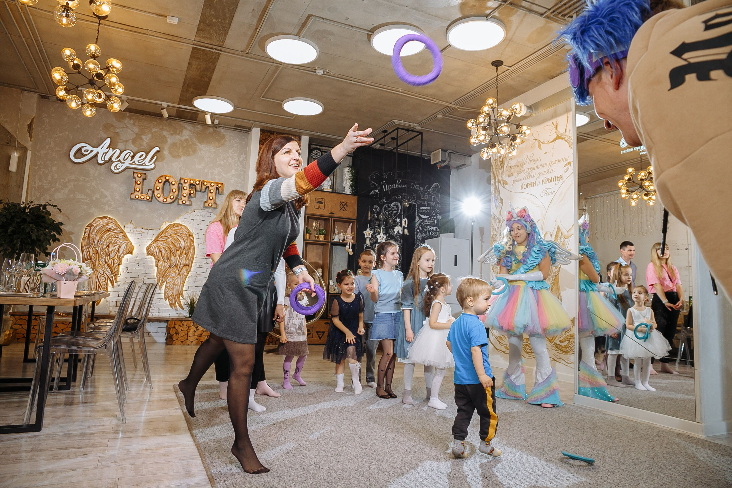 Насте 5 лет, дети играют в Ангел лофт. Событийный фотограф Максим Бескоровайновнов