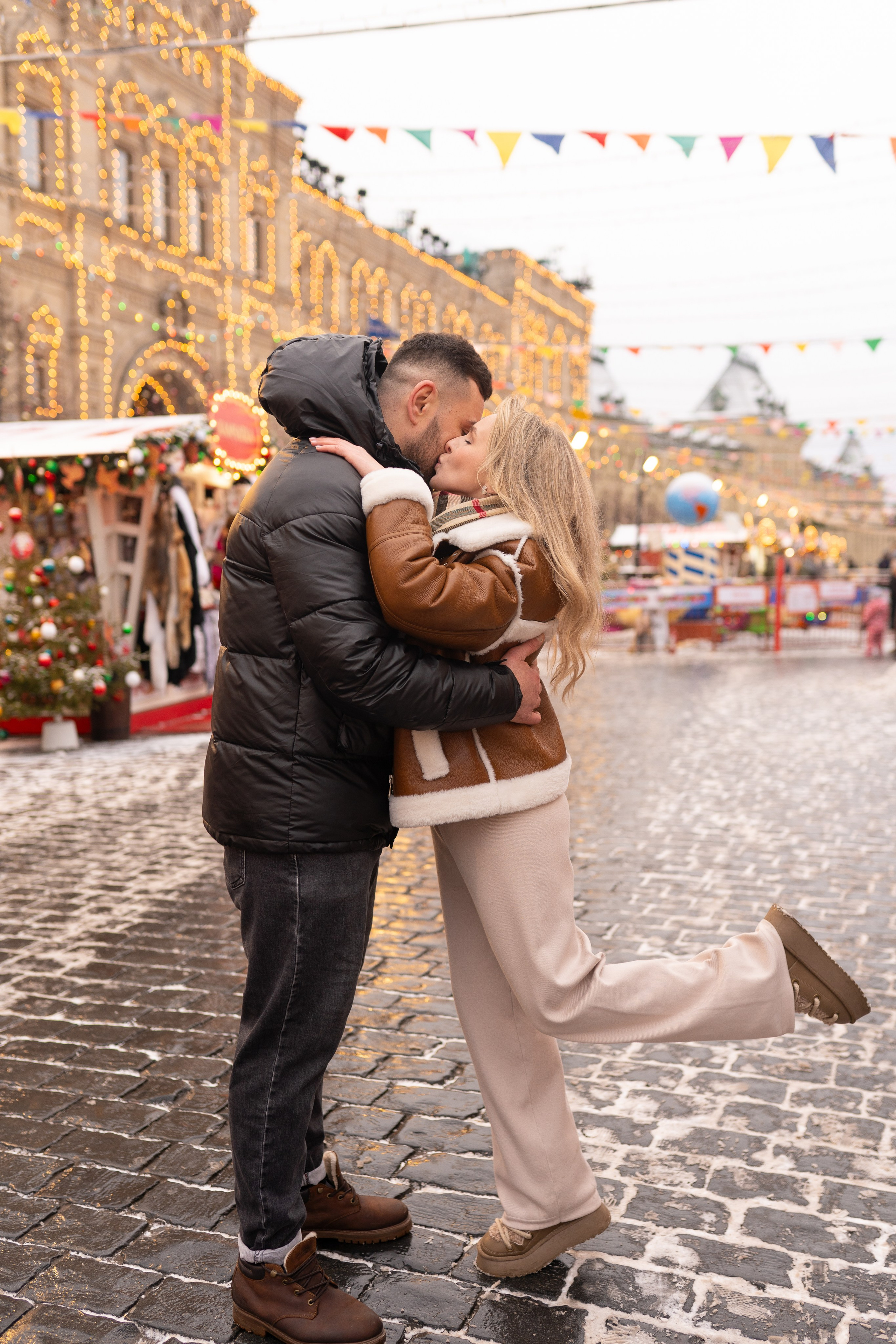 Павел, Егор и Наталия на ГУМ Ярмарке. Свадебный фотограф в Москве Анна Полушина