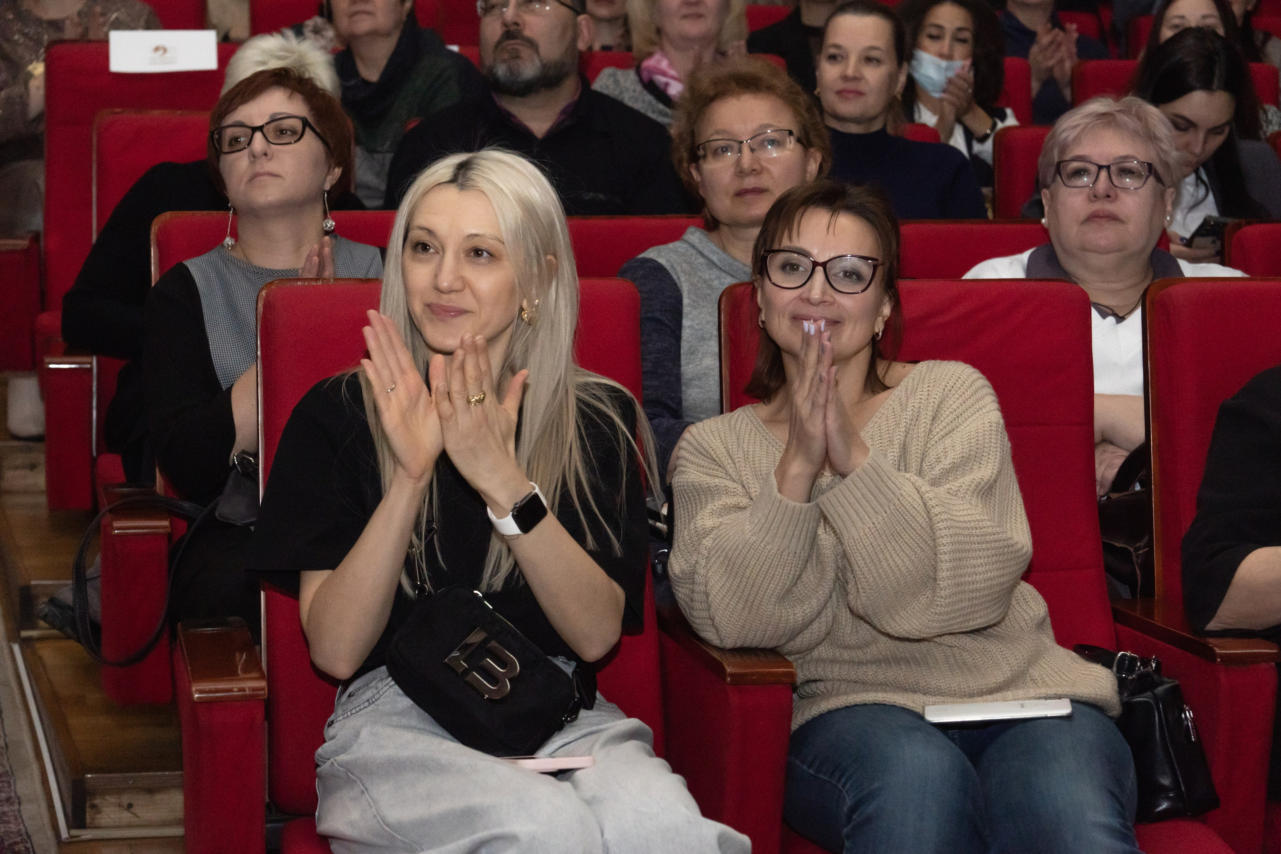 Музыкальный театр. Занимаюсь профессиональной фотографией и живу рядом с Байкалом. Работаю в разных жанрах