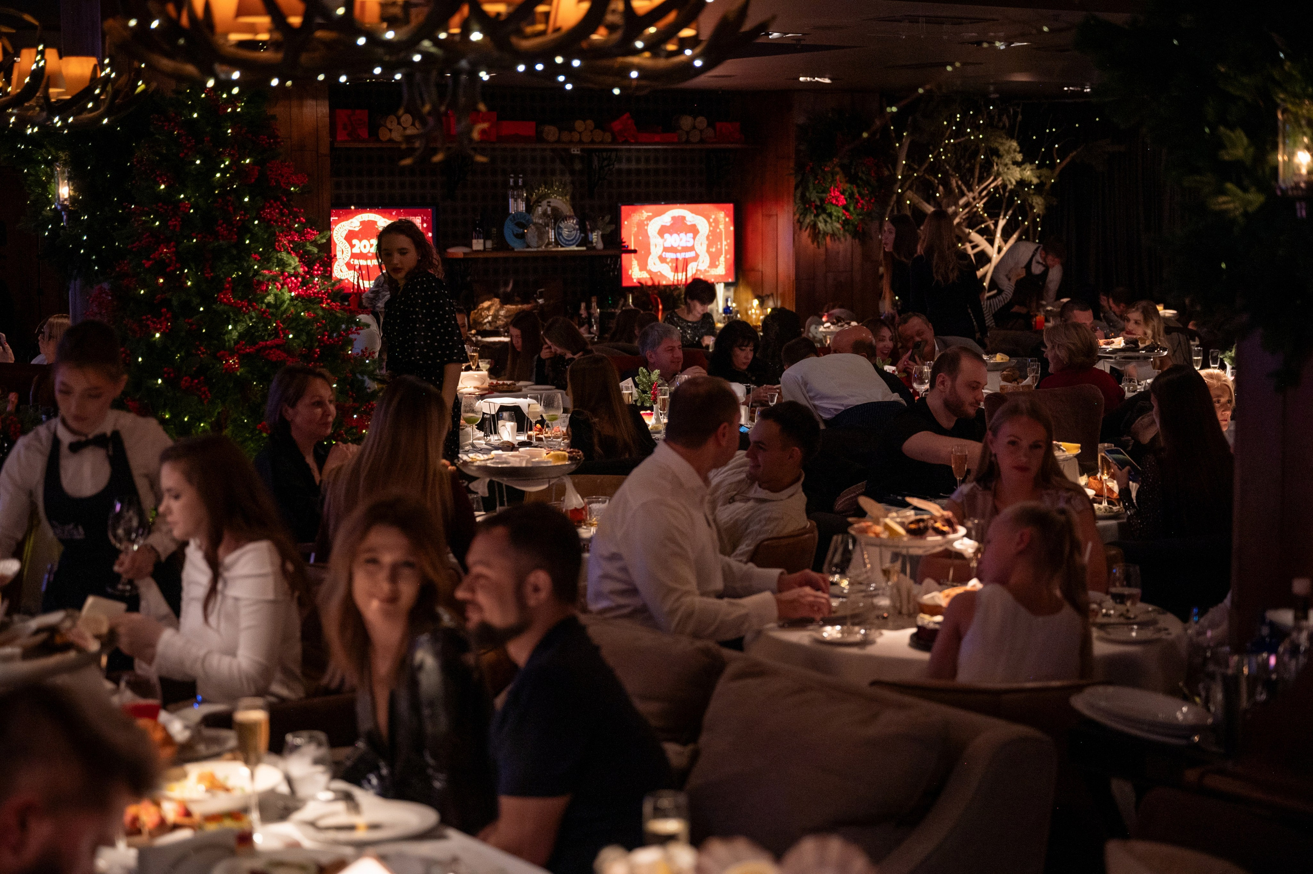 Новый год 2025 в ресторане Red Fox. Репортажный фотограф в Красной Поляне и Сочи Павлюченко Екатерина