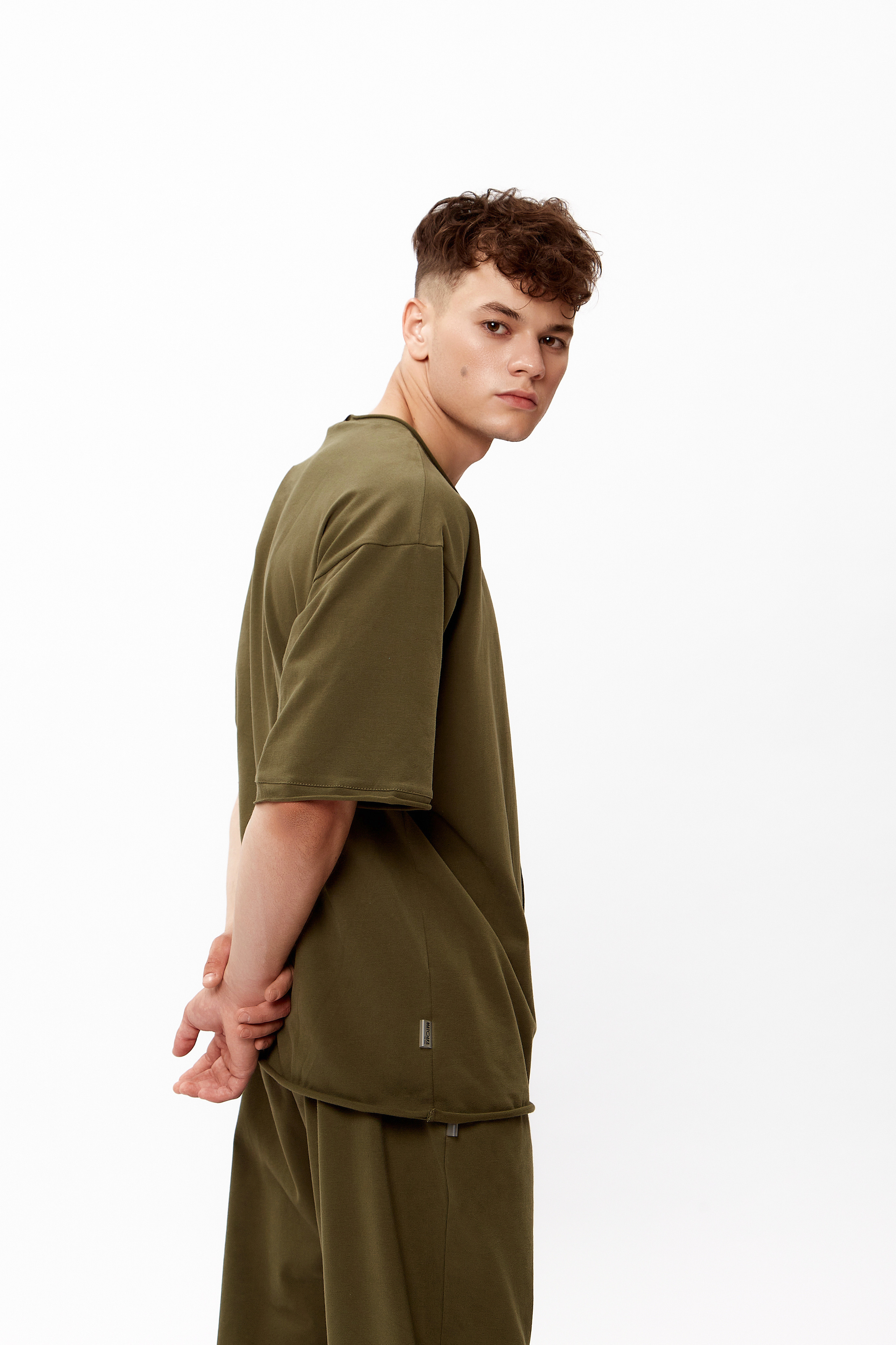 Съемка одежды для маркетплейсов в Краснодаре. Фотограф Руслан Потапов в Краснодаре