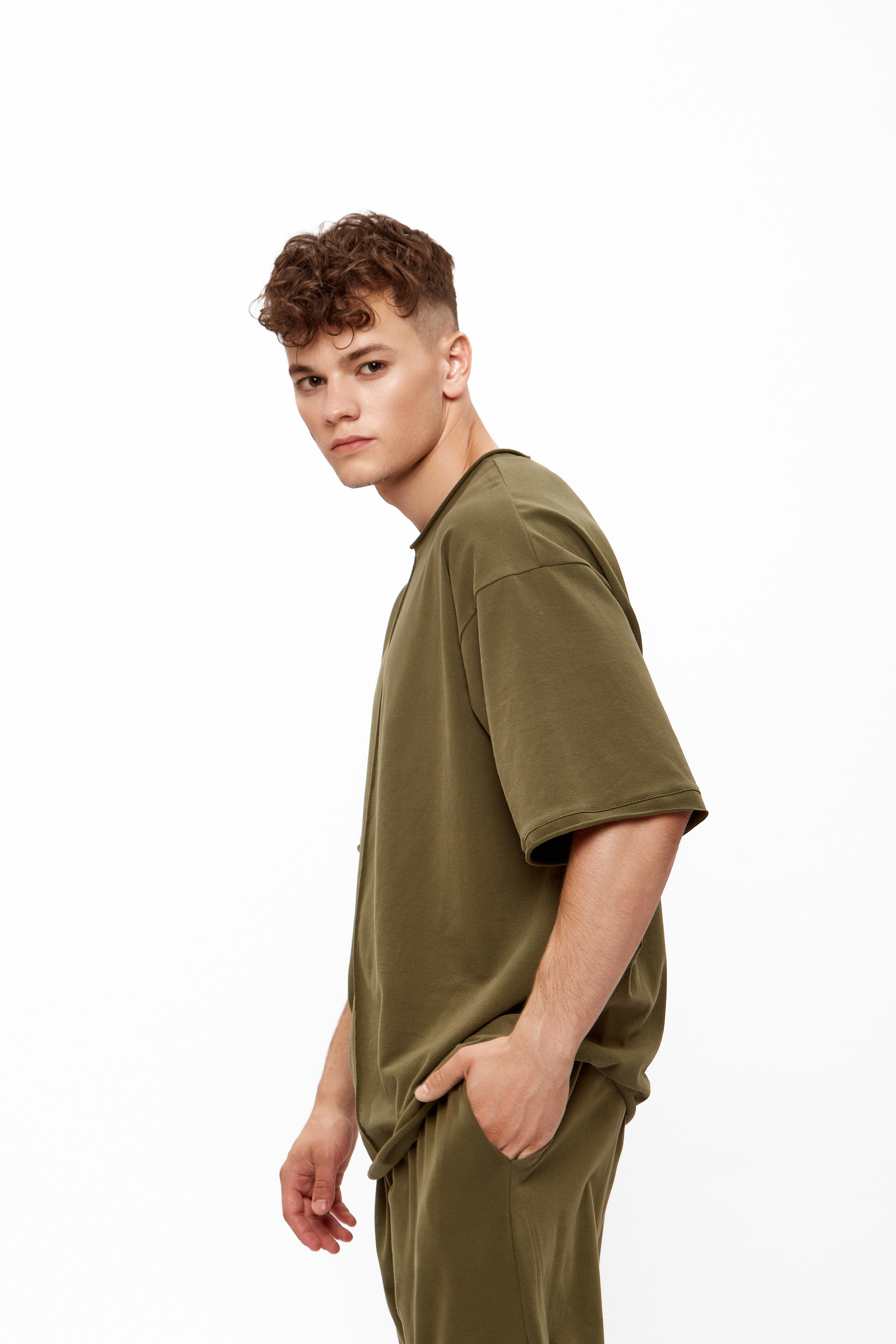 Съемка одежды для маркетплейсов в Краснодаре. Фотограф Руслан Потапов в Краснодаре