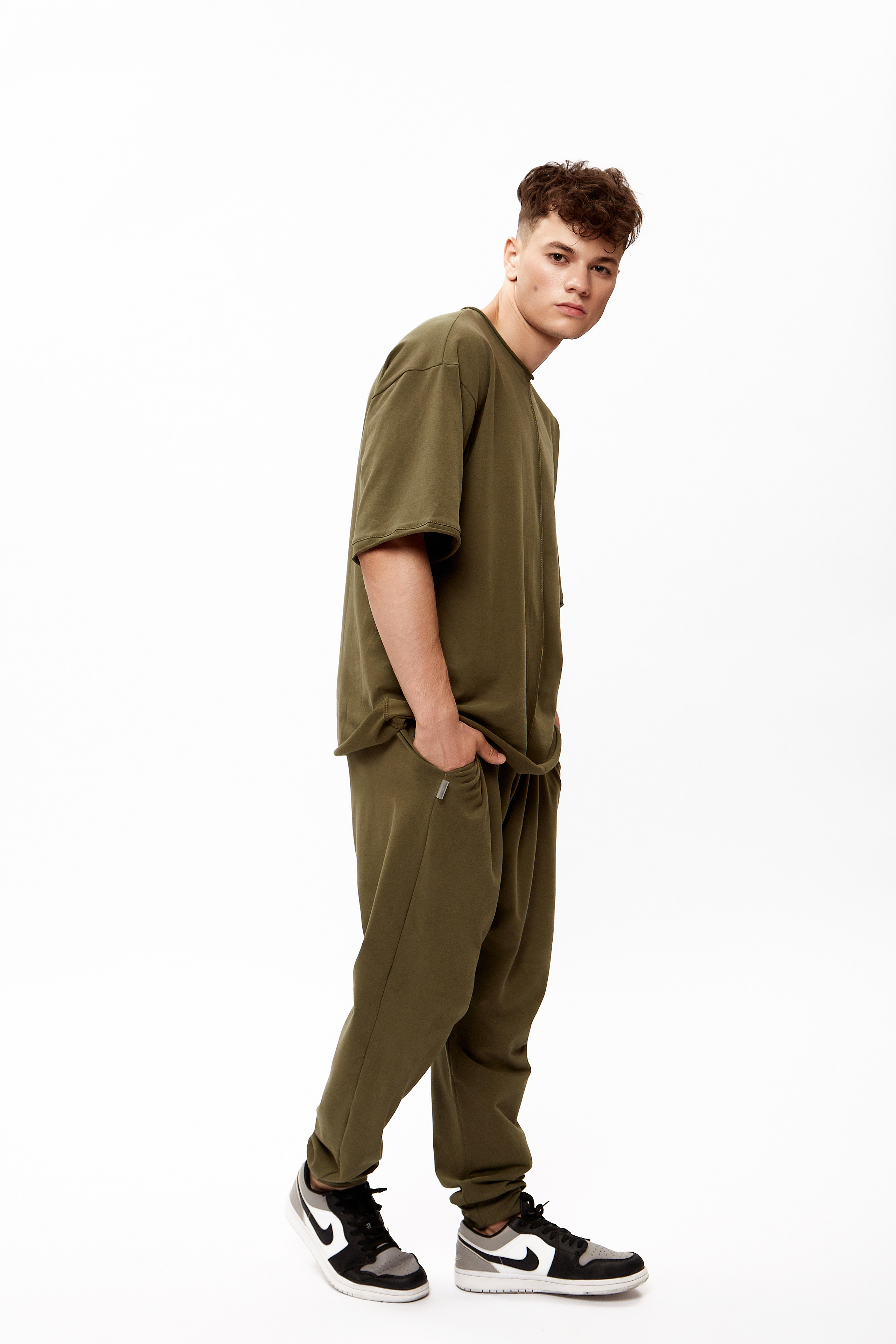 Съемка одежды для маркетплейсов в Краснодаре. Фотограф Руслан Потапов в Краснодаре