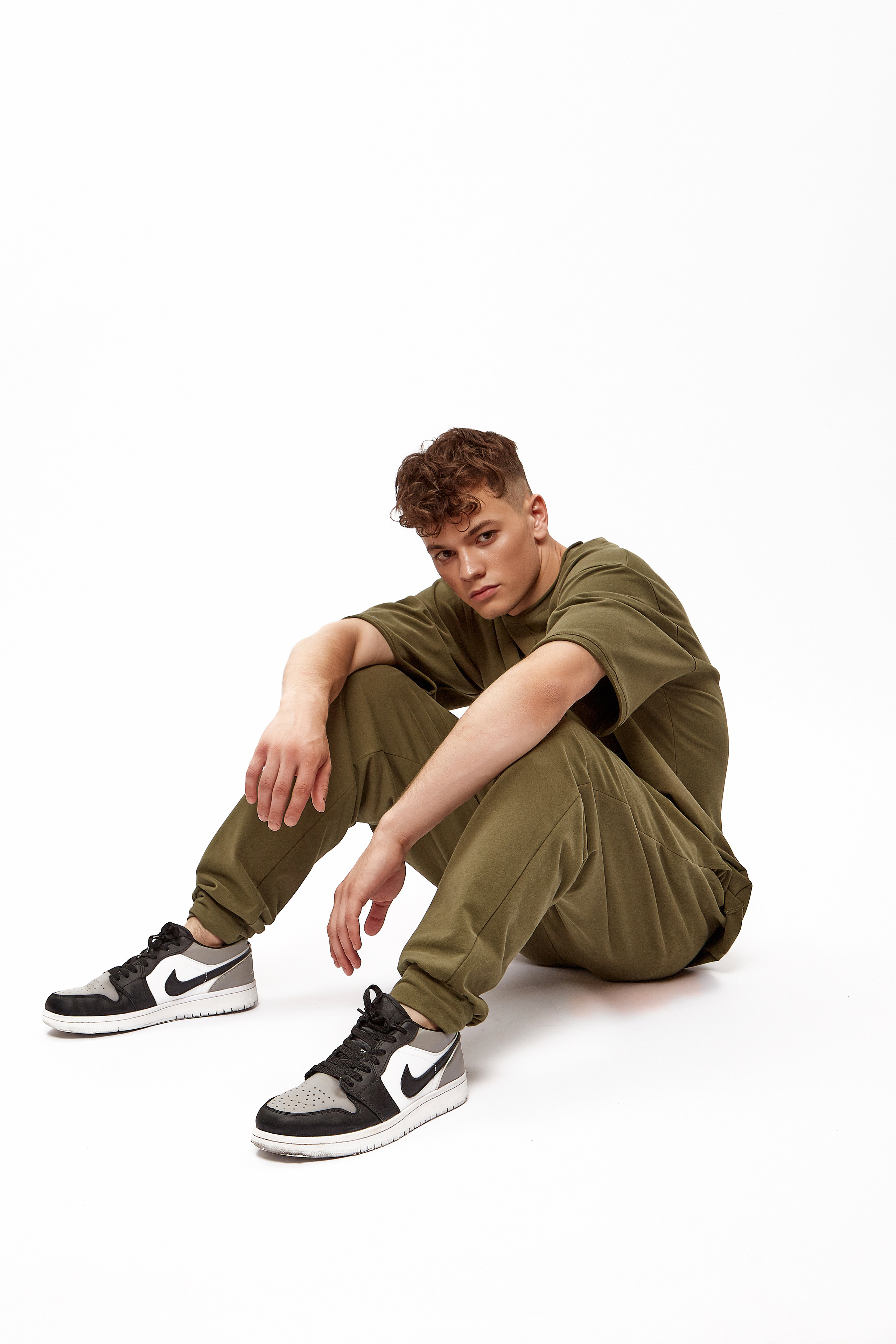 Съемка одежды для маркетплейсов в Краснодаре. Фотограф Руслан Потапов в Краснодаре