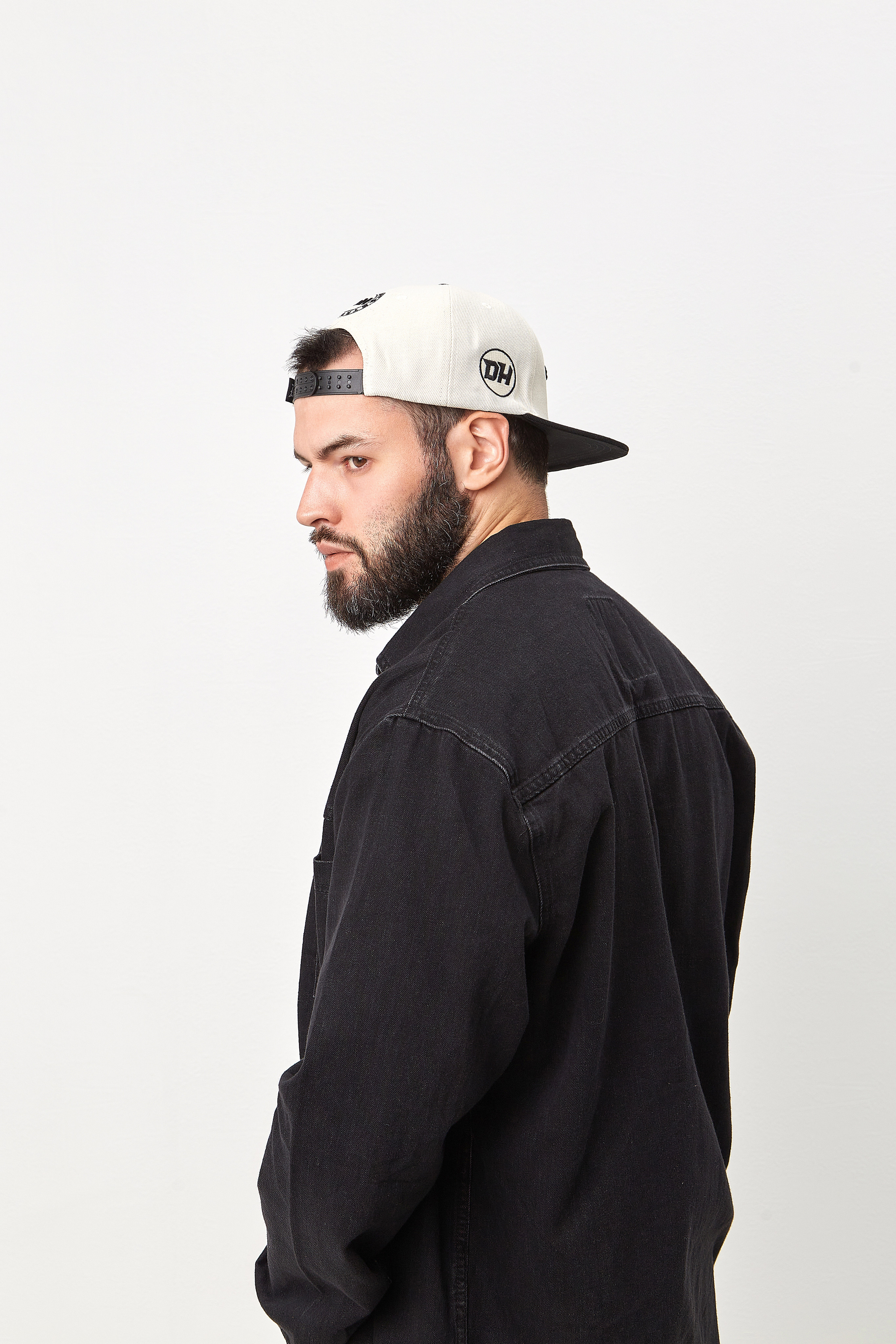 Фото кепок для маркетплейсов. Фотограф Руслан Потапов в Краснодаре