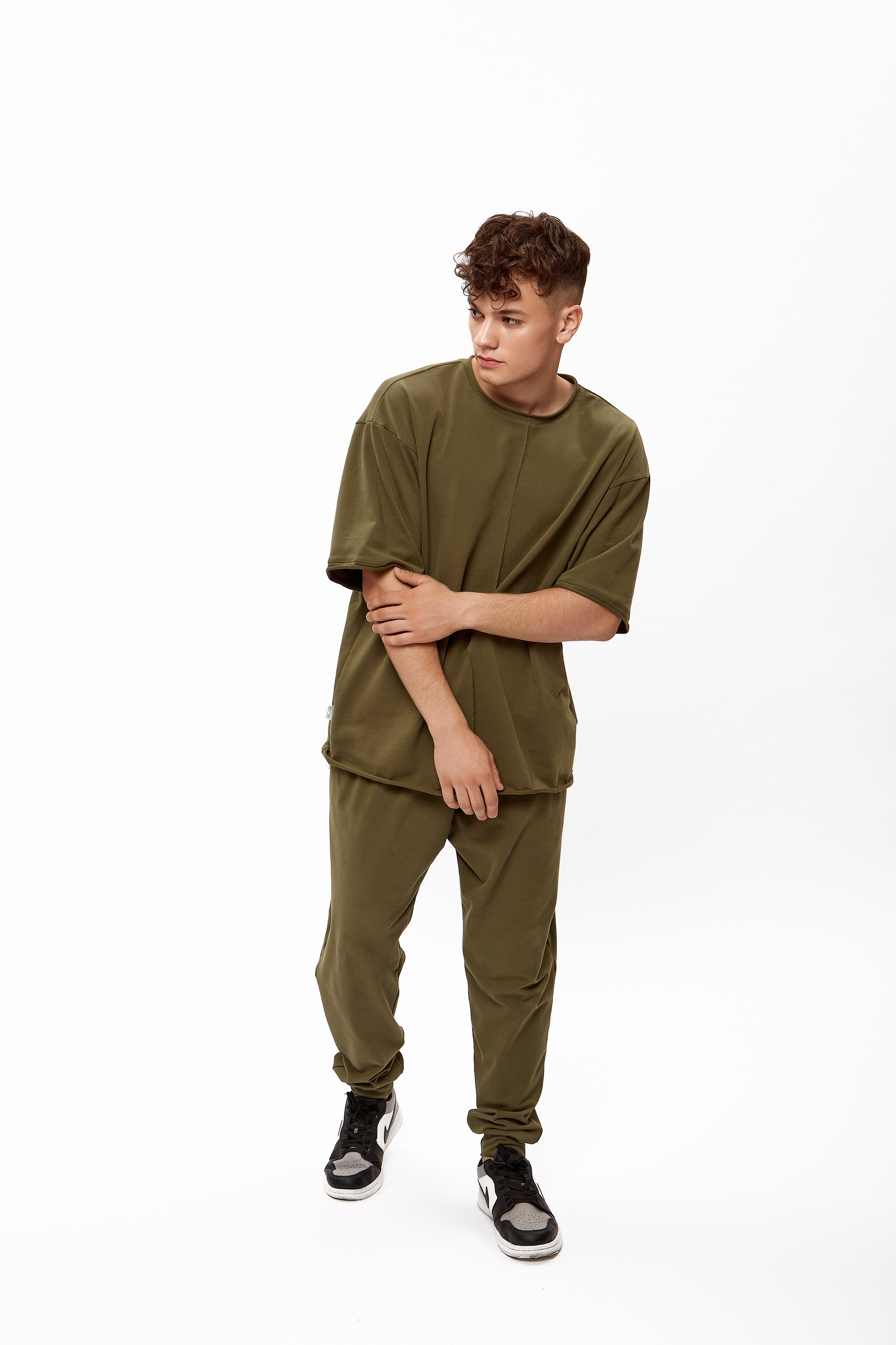 Съемка одежды для маркетплейсов в Краснодаре. Фотограф Руслан Потапов в Краснодаре