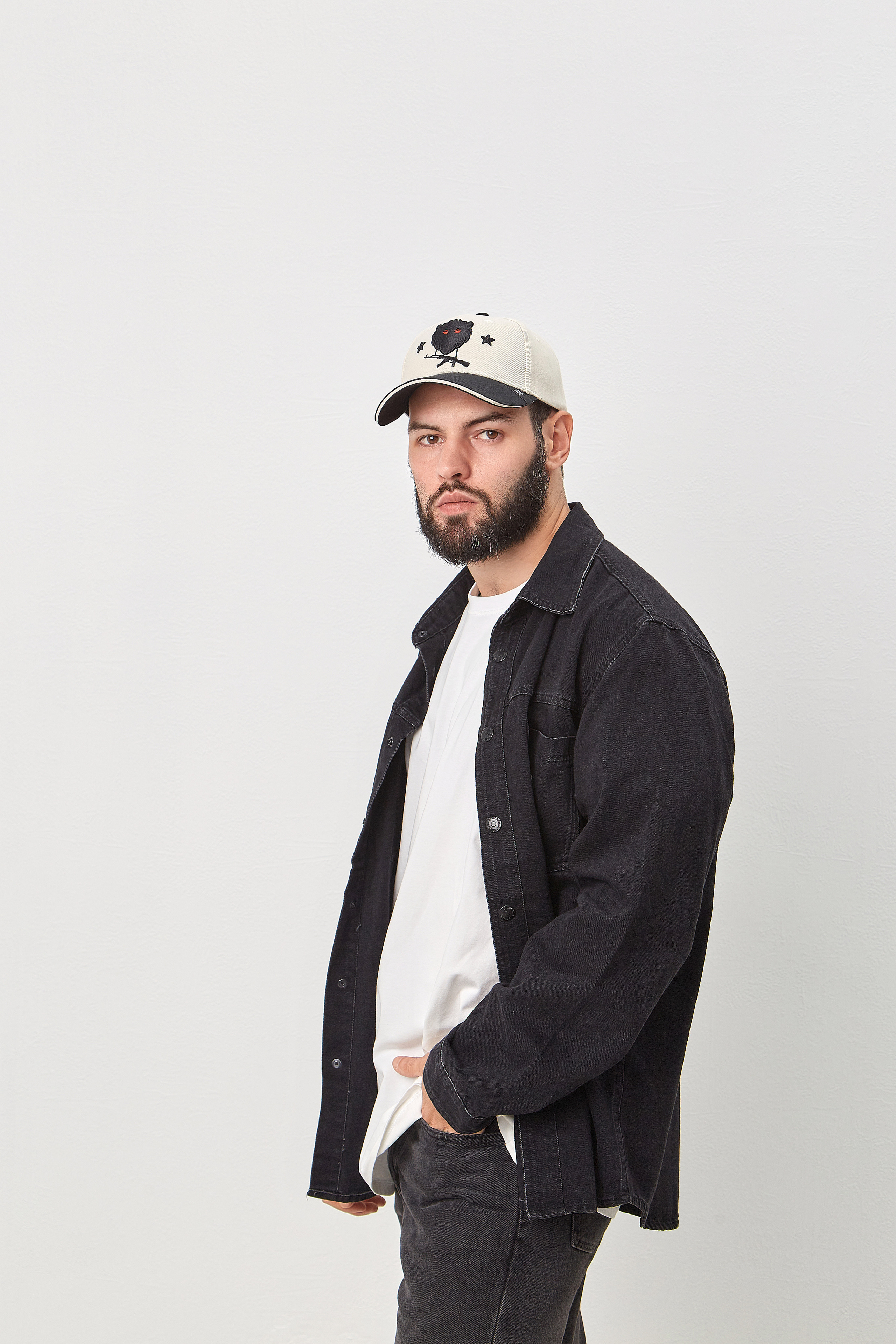 Фото кепок для маркетплейсов. Фотограф Руслан Потапов в Краснодаре