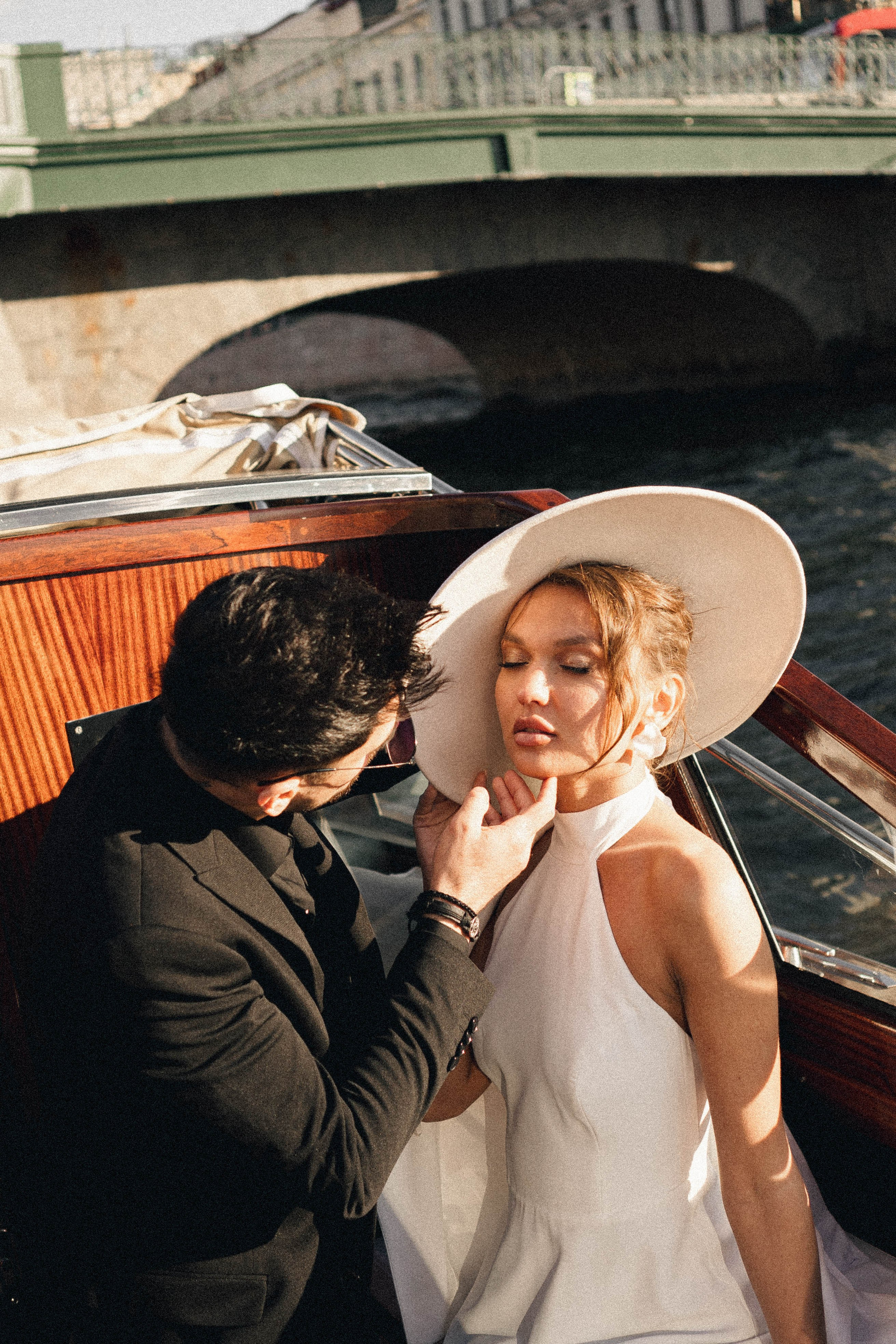 СВАДЕНБНАЯ СЬЕМКА НА КАТЕРЕ ПО КАНАЛАМ САНКТ-ПЕТЕРБУРГА И В АКВАТОРИИ НЕВЫ. Профессиональный фотограф, Санкт-Петербург — Виктория Богомолова