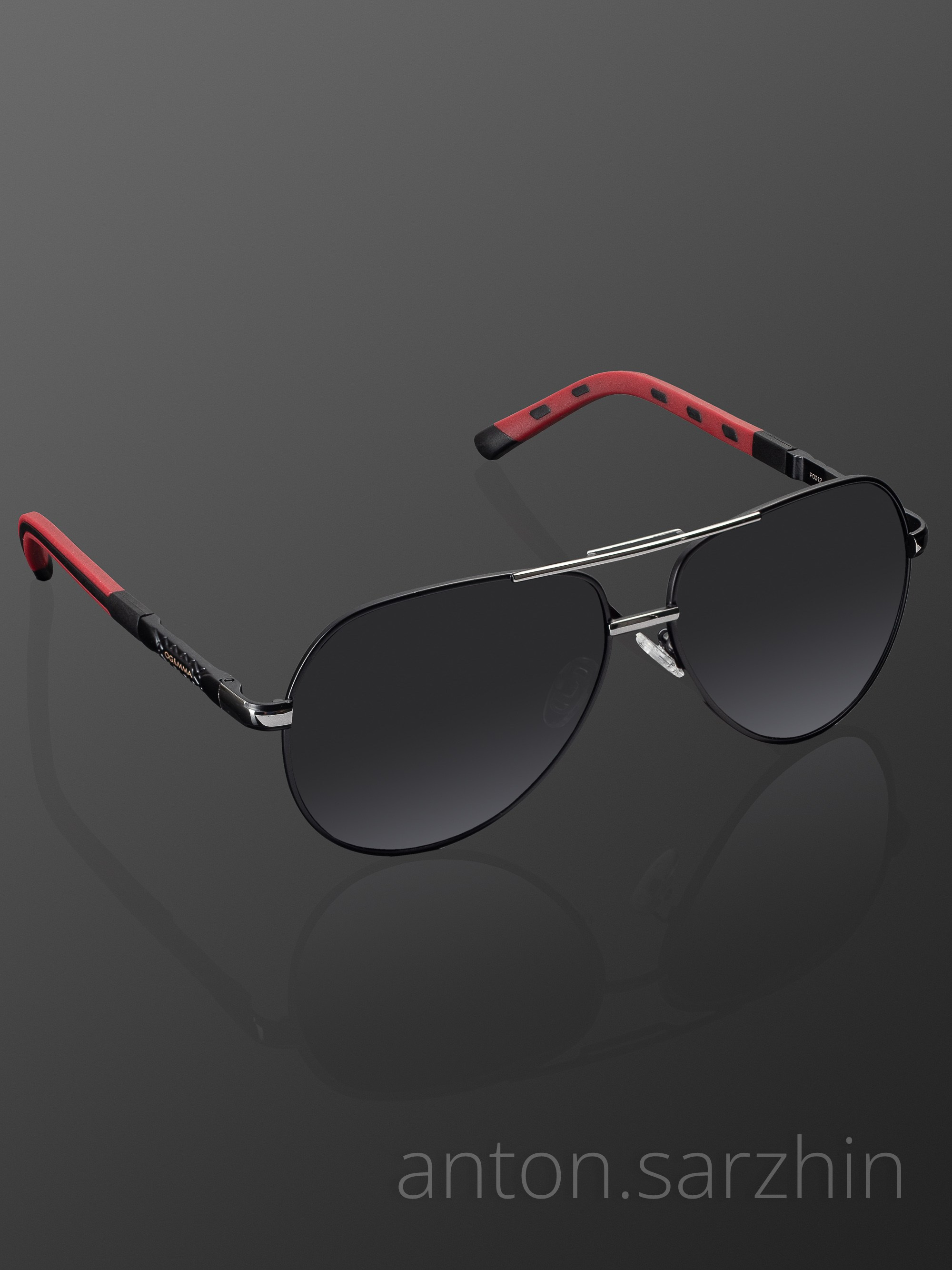 Предметная съемка очков на черном фоне