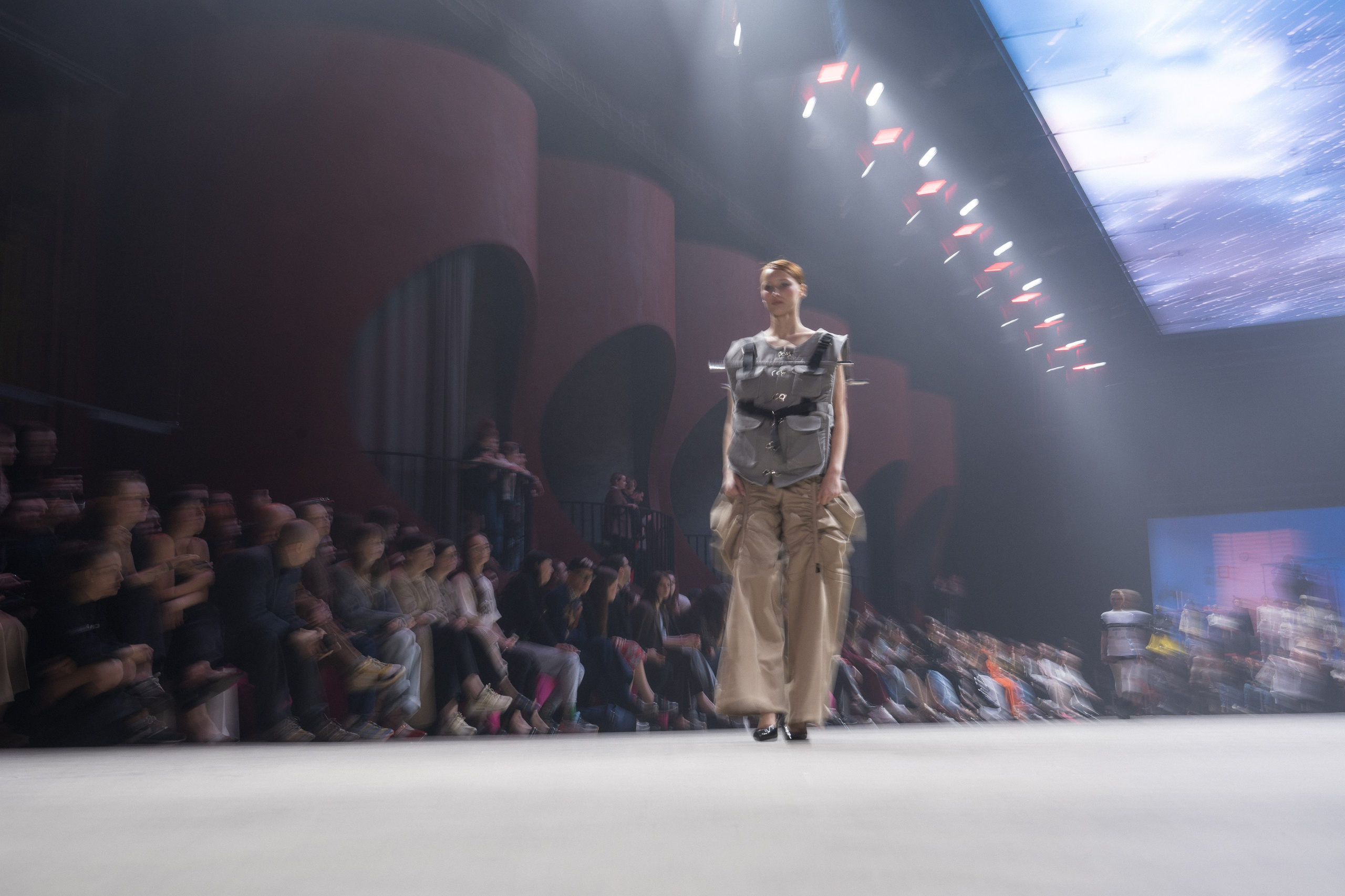 Показ Школы дизайна НИУ ВШЭ. Фотограф Николай Прокофьев модельные тесты в Москве