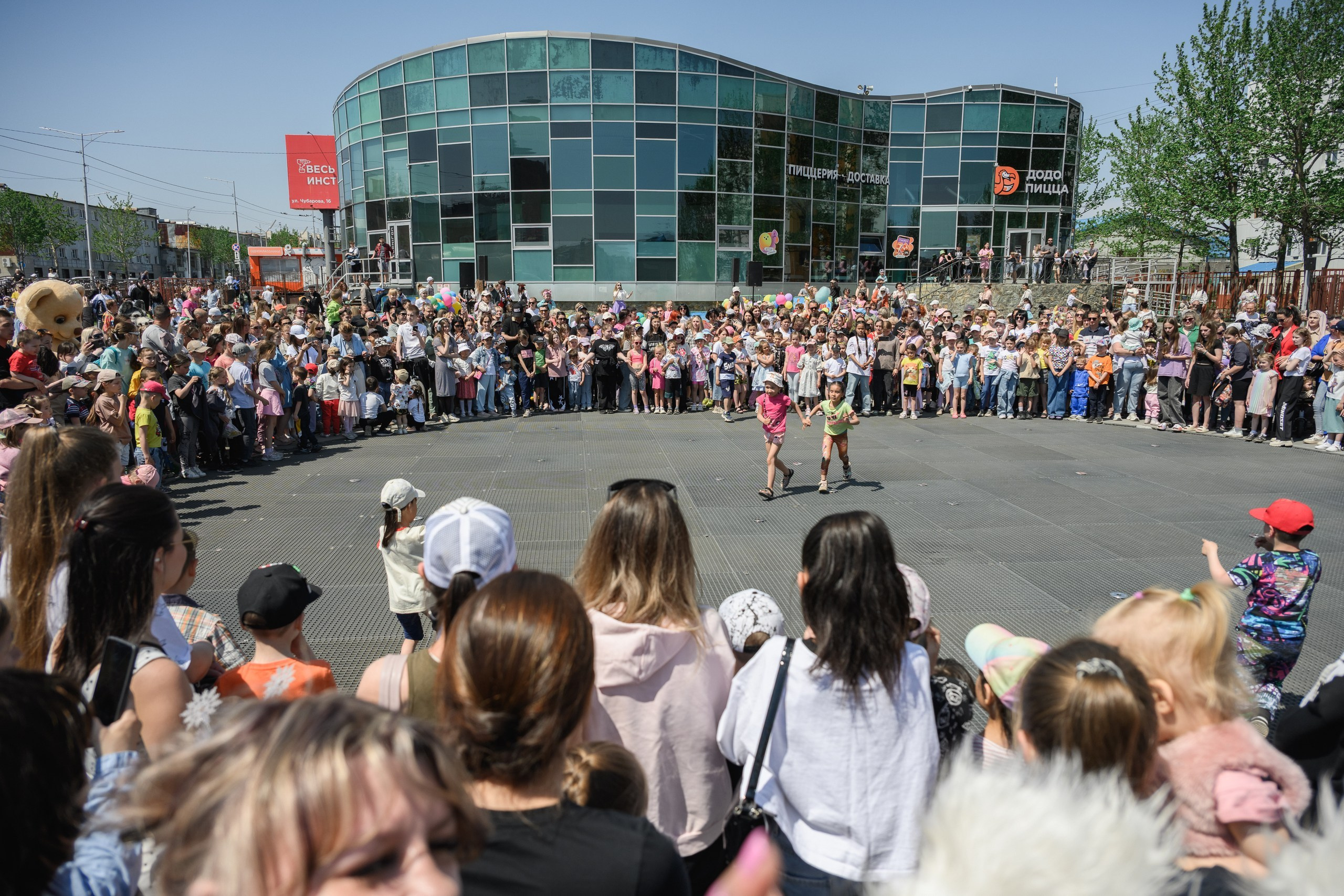 Фотосъемка открытия фонтана в День защиты детей в Петропавловске-Камчатском. Детская фотосессия у фонтана в Петропавловске-Камчатском, Яркие эмоции детей на празднике в Петропавловске-Камчатском. Фотосъемка семейного праздника у фонтана в Петропавловске-Камчатском, Профессиональная съемка детских мероприятий в Петропавловске-Камчатском.  
