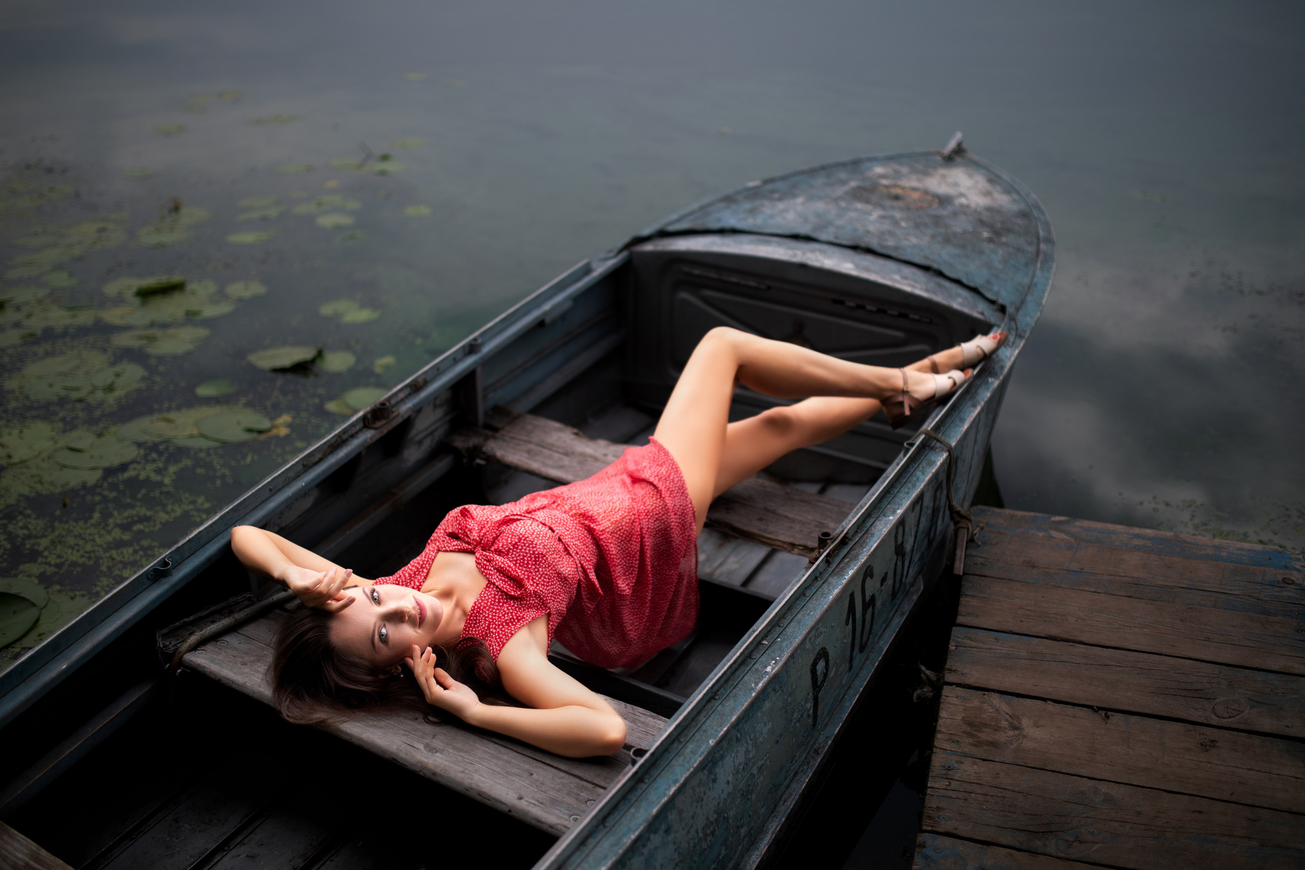 Съемка с Екатериной на рассвете на берегу реки