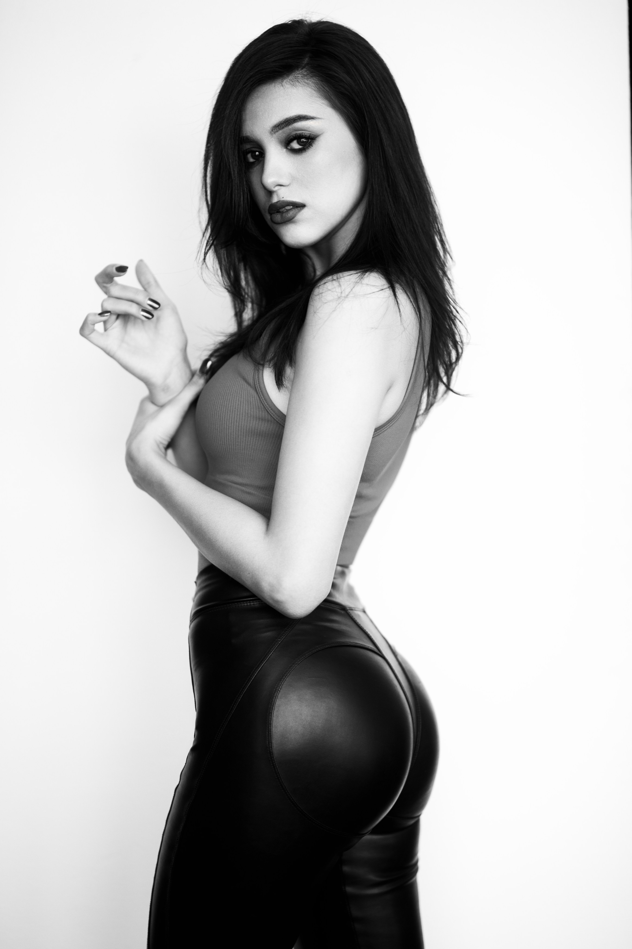 Фотосет с Марианной в студии с минимальным интерьером в формате для «себя»