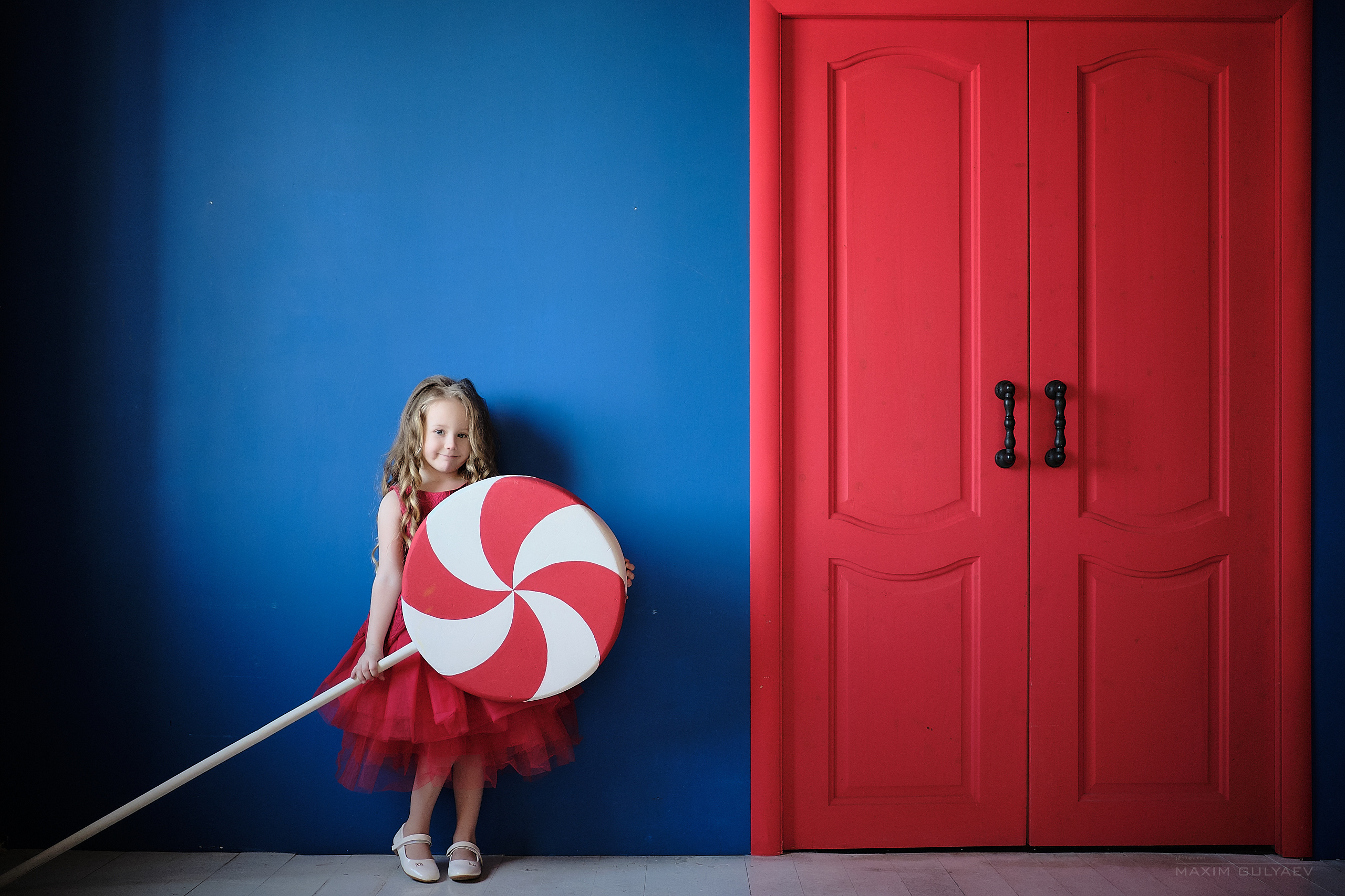 Девушка в красном