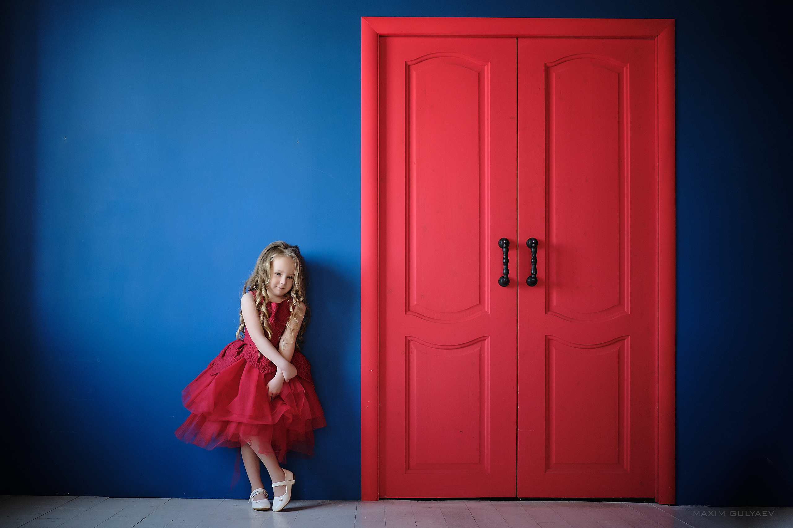 Девушка в красном