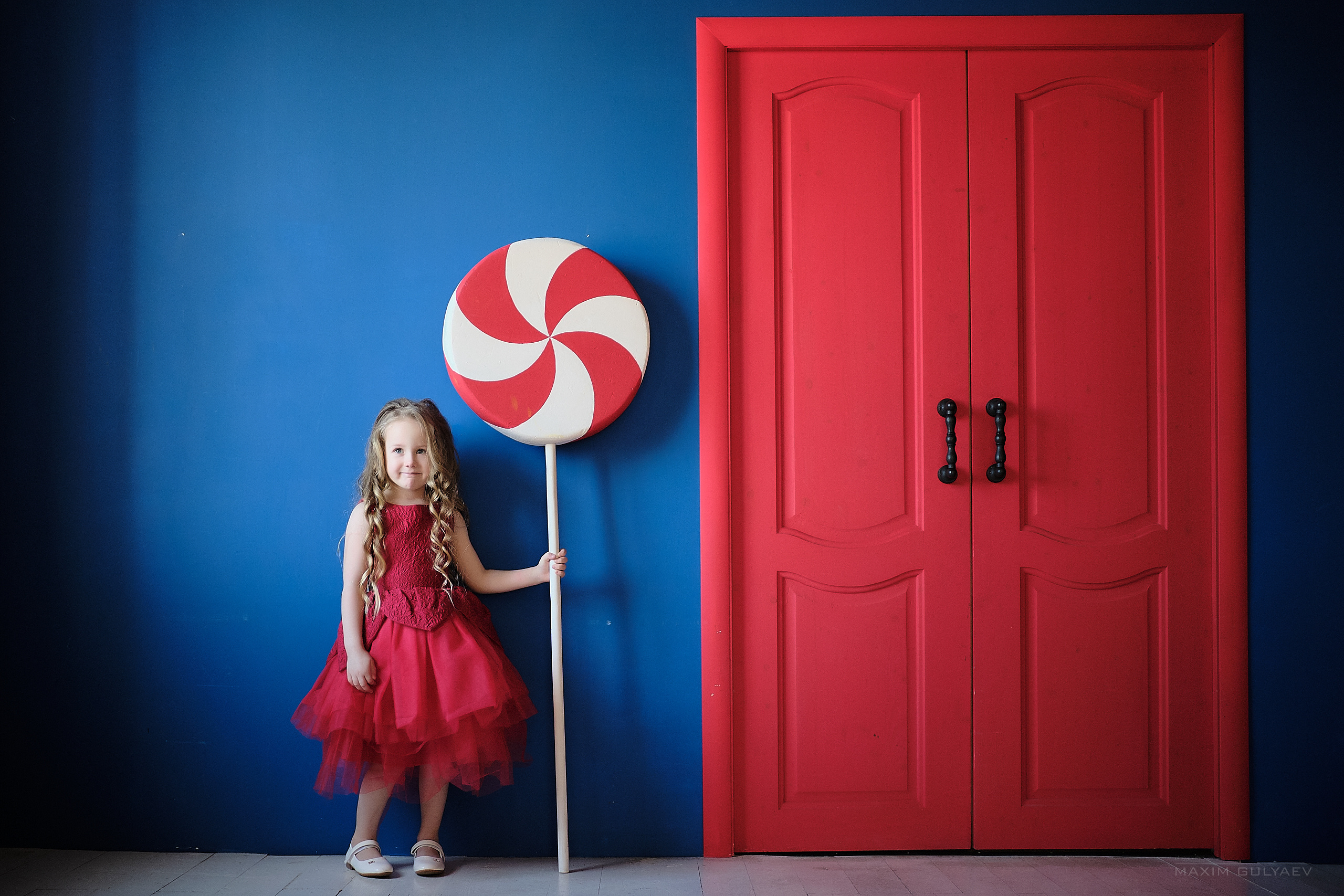 Девушка в красном