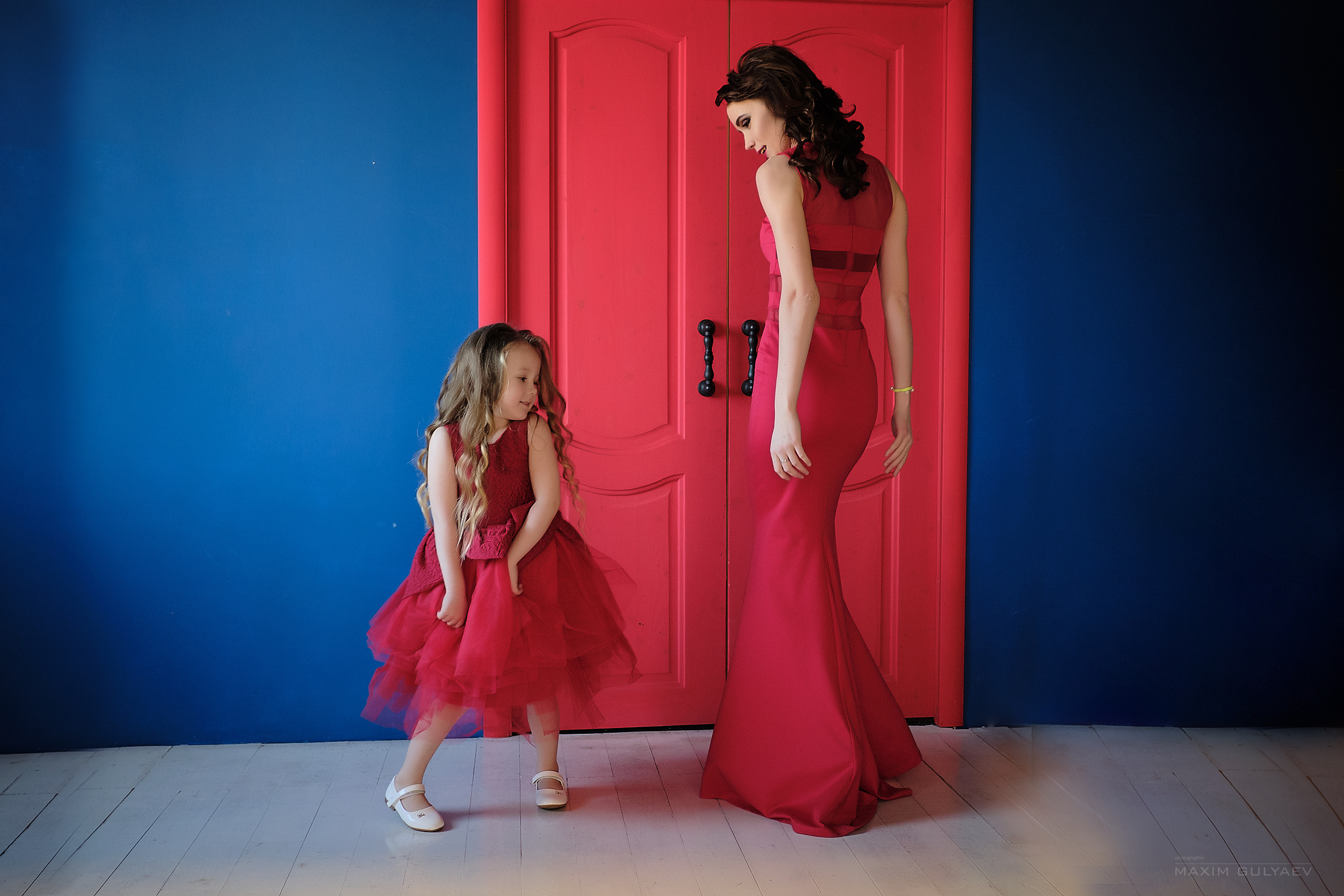 Девушка в красном